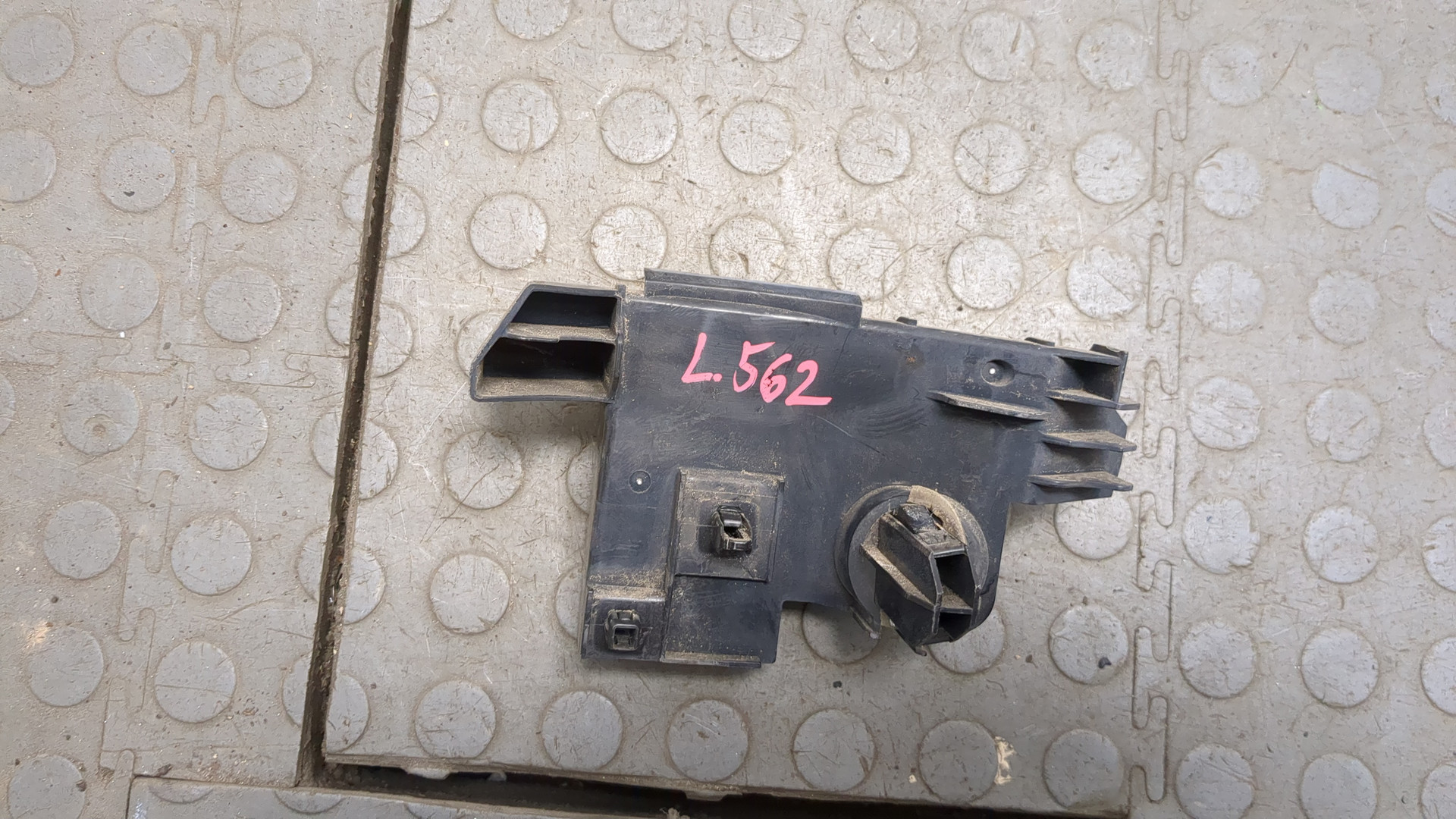 Кронштейн заднего бампера правый