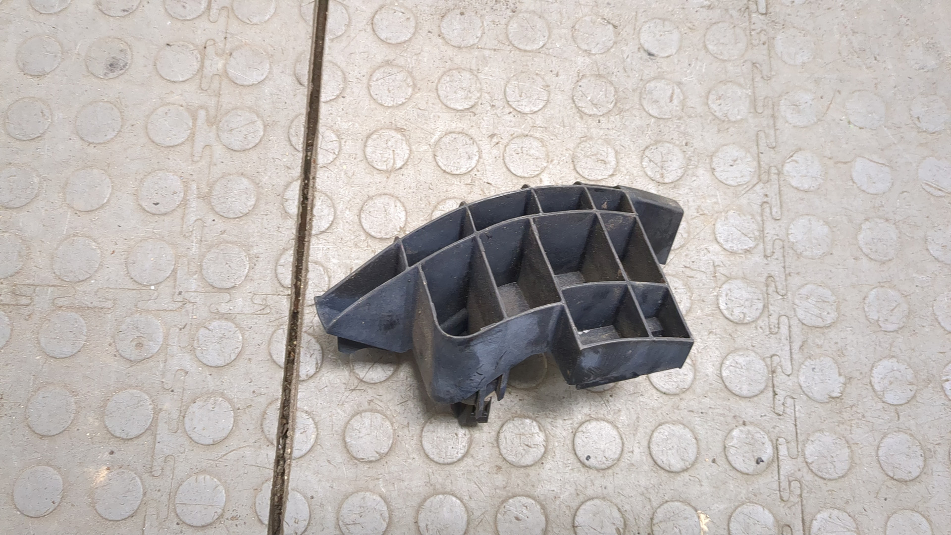 Кронштейн заднего бампера правый