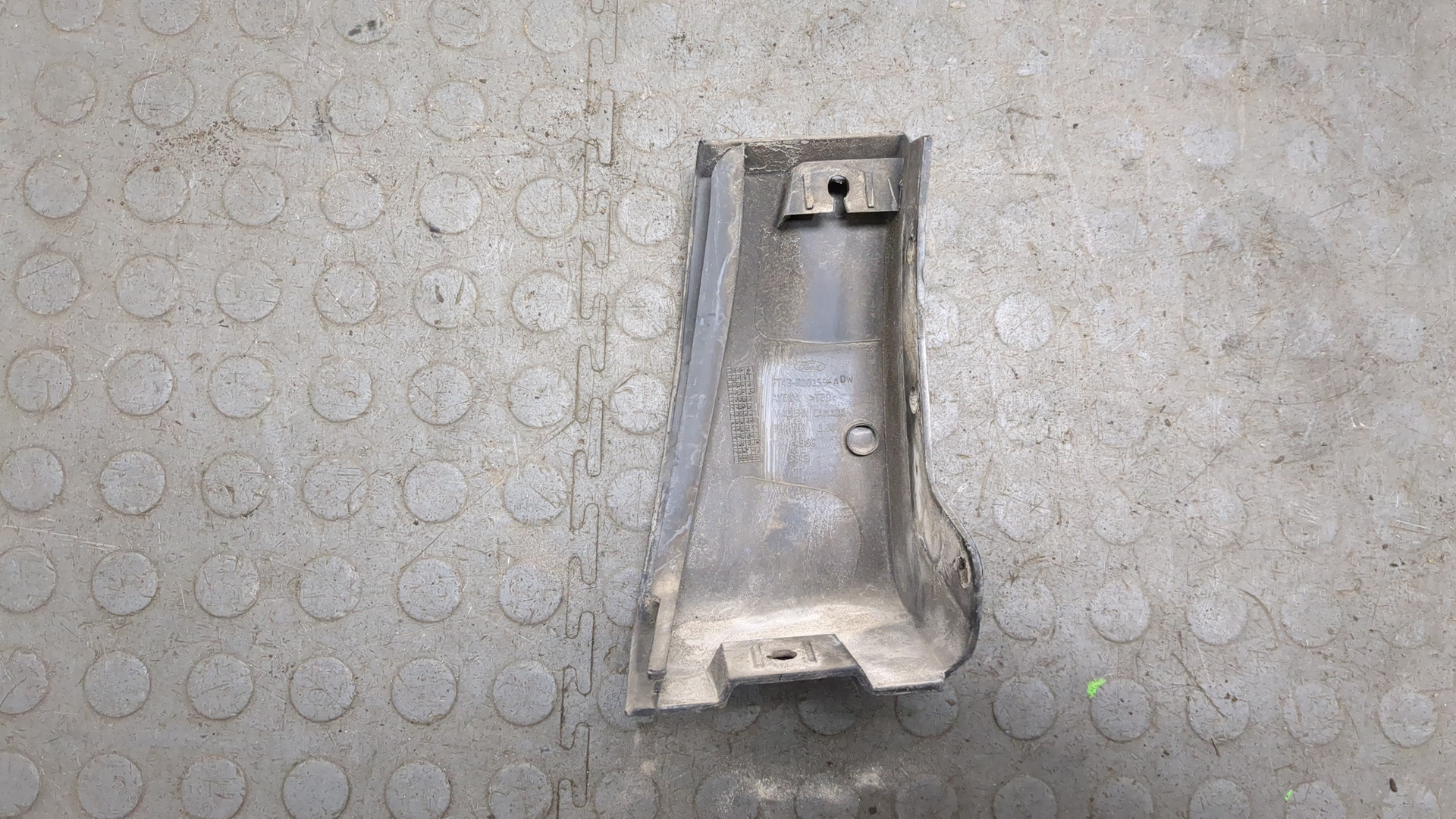 Накладка переднего крыла левого