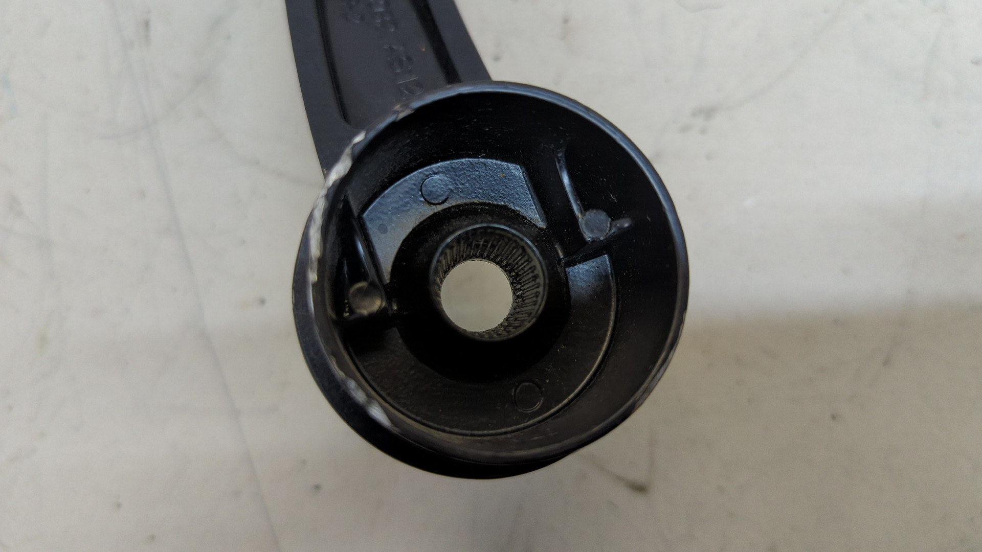 Поводок стеклоочистителя передний правый