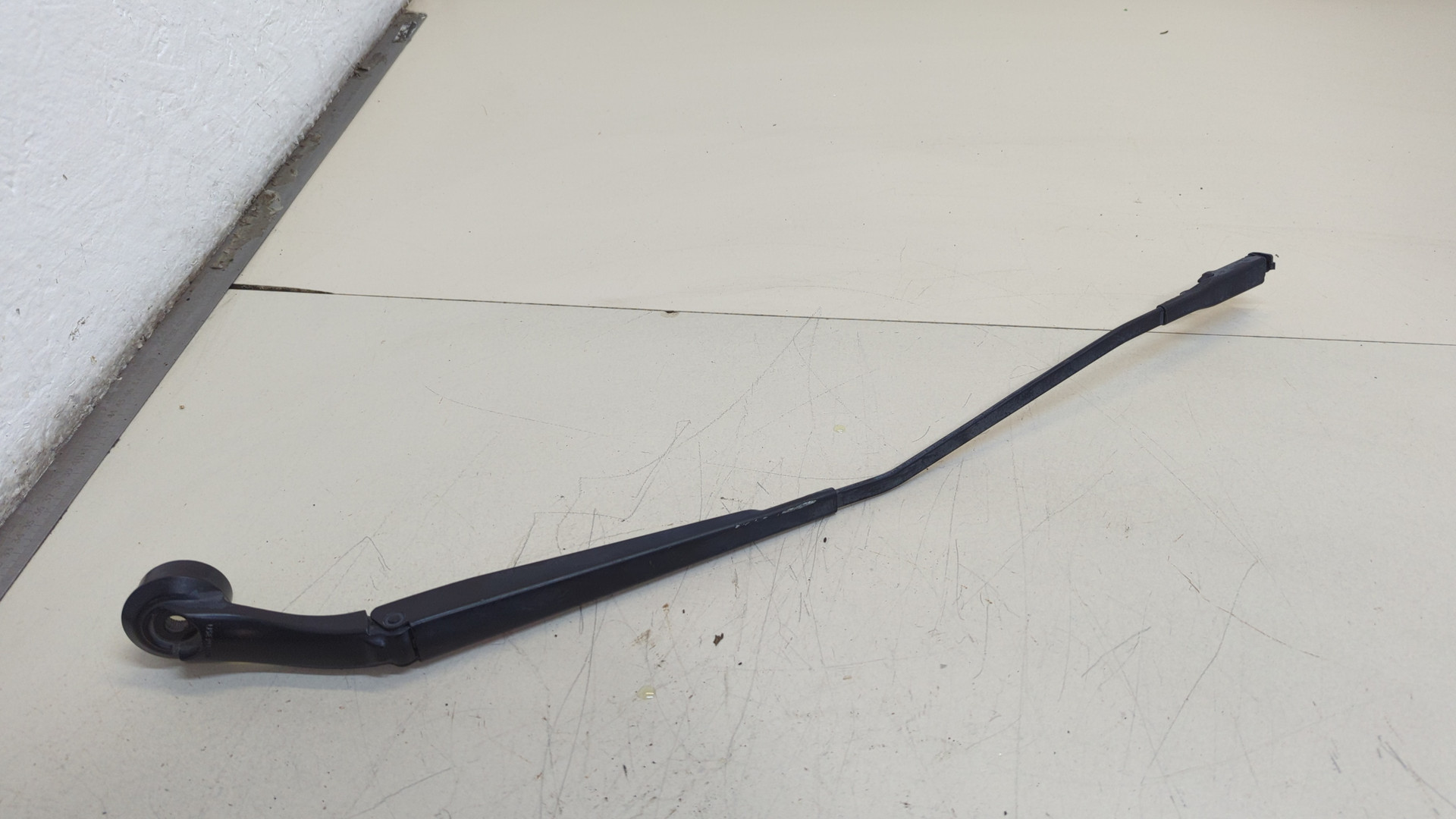 Поводок стеклоочистителя передний правый