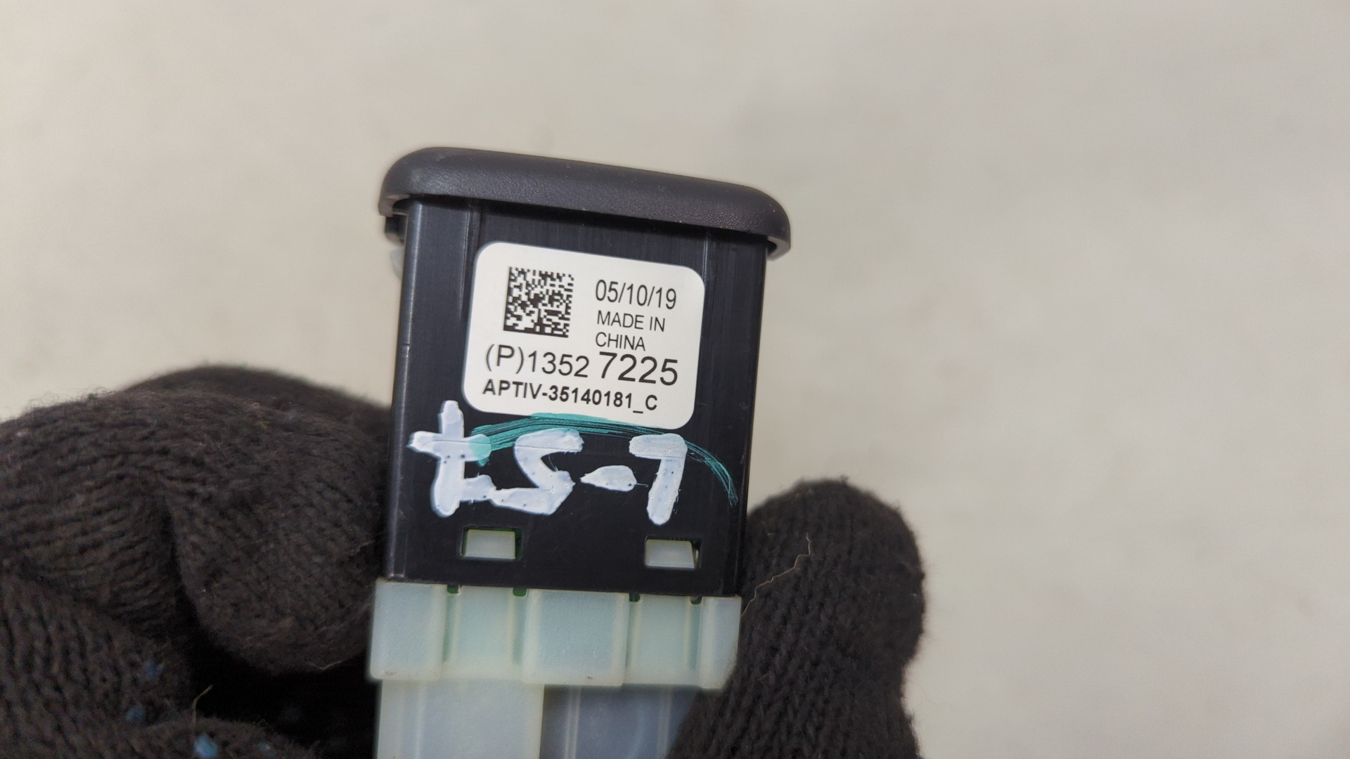 Гнездо AUX / USB IN