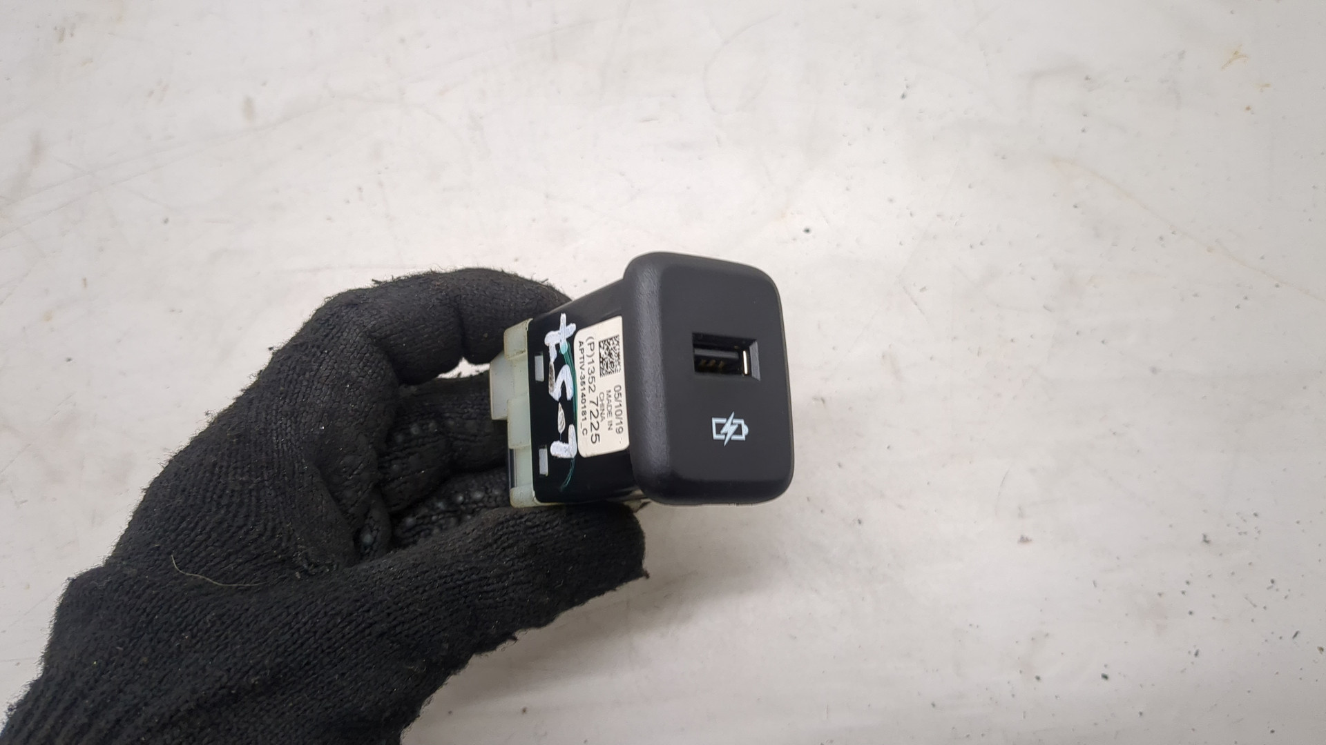 Гнездо AUX / USB IN