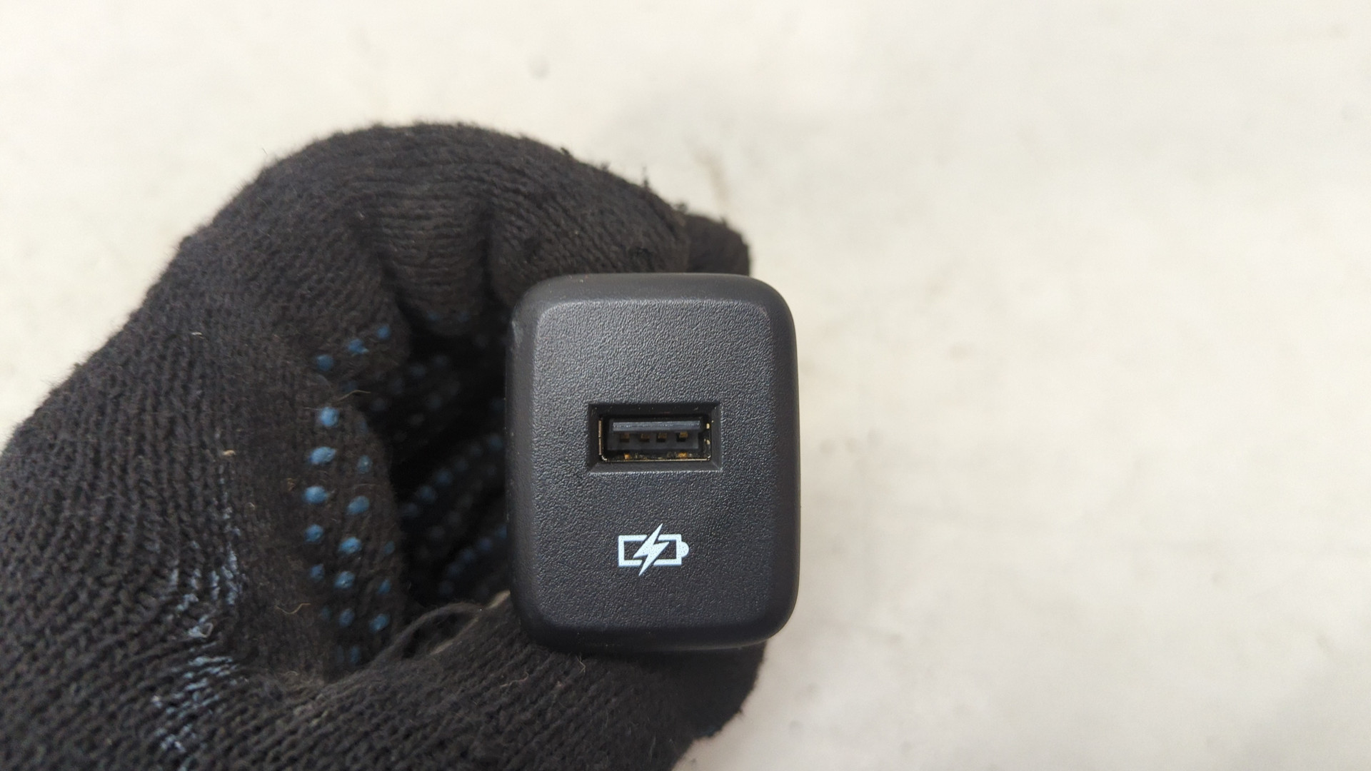 Гнездо AUX / USB IN