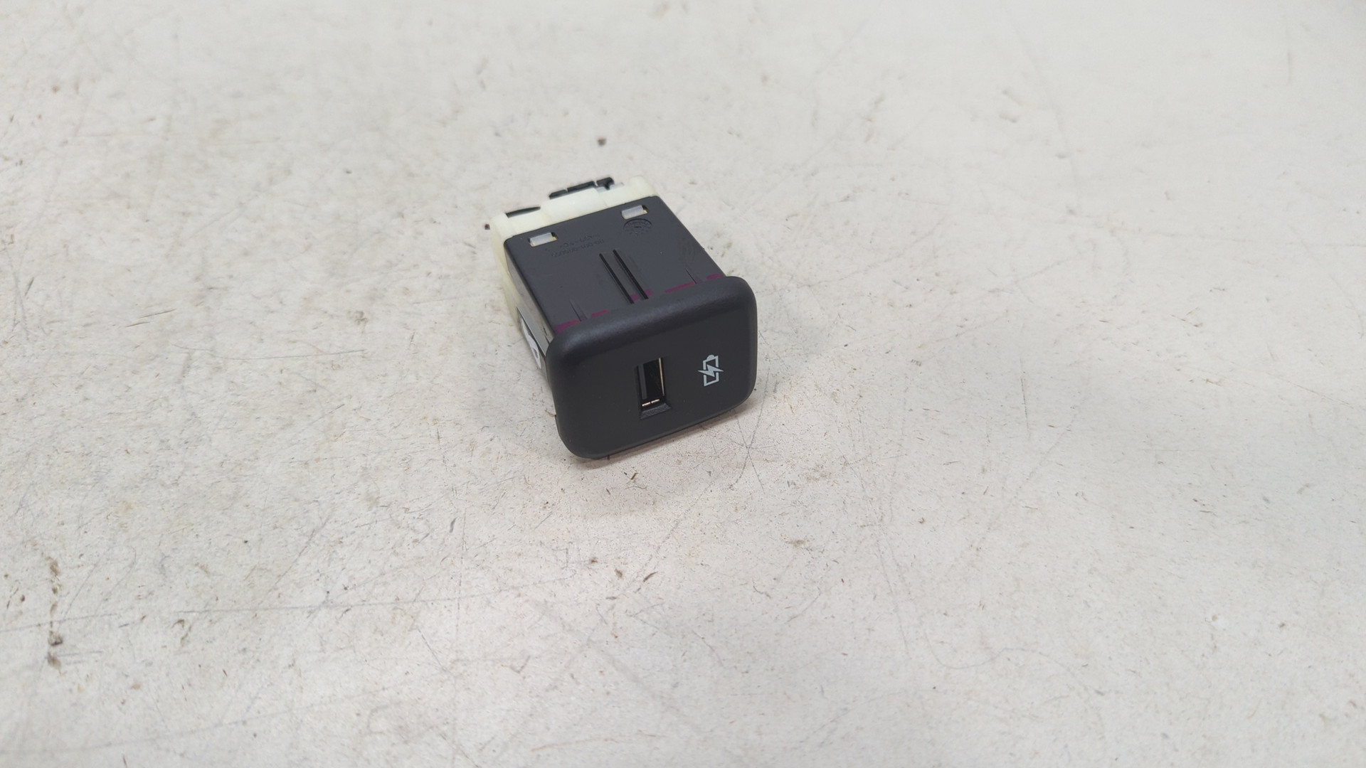 Гнездо AUX / USB IN