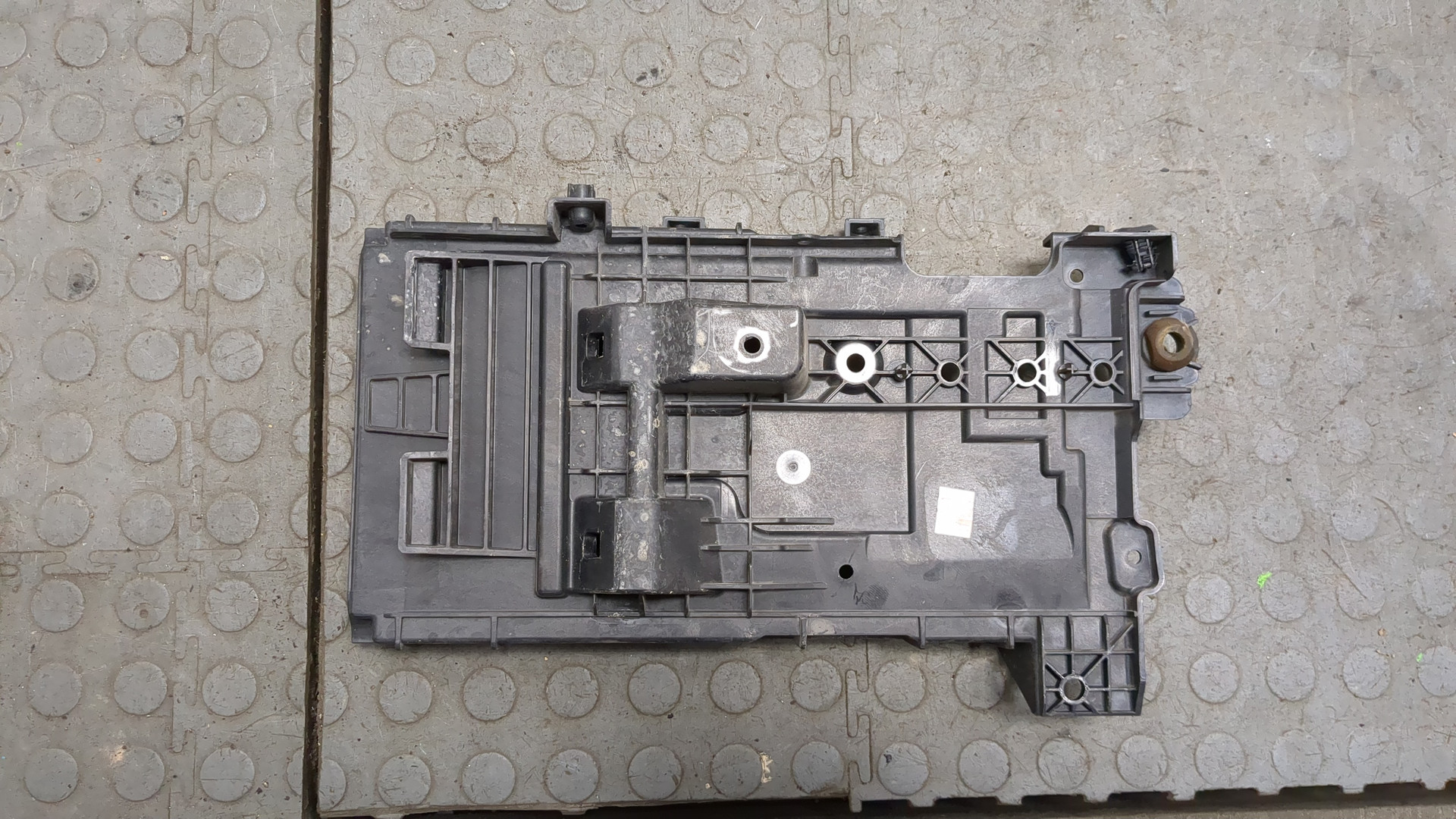 Площадка под аккумулятор (АКБ)