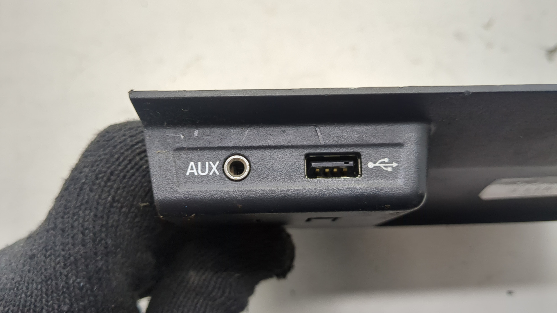 Гнездо AUX / USB IN