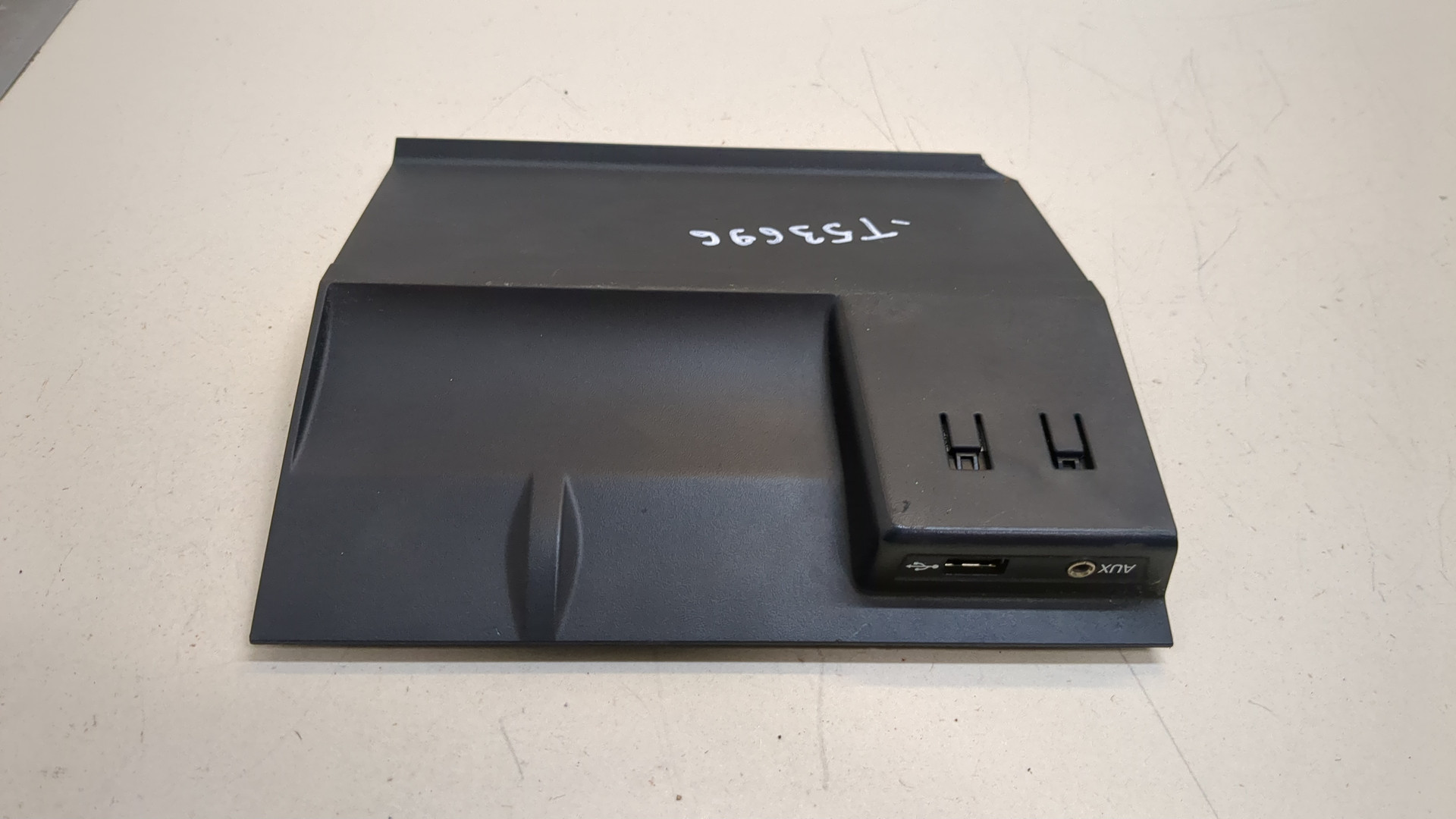 Гнездо AUX / USB IN