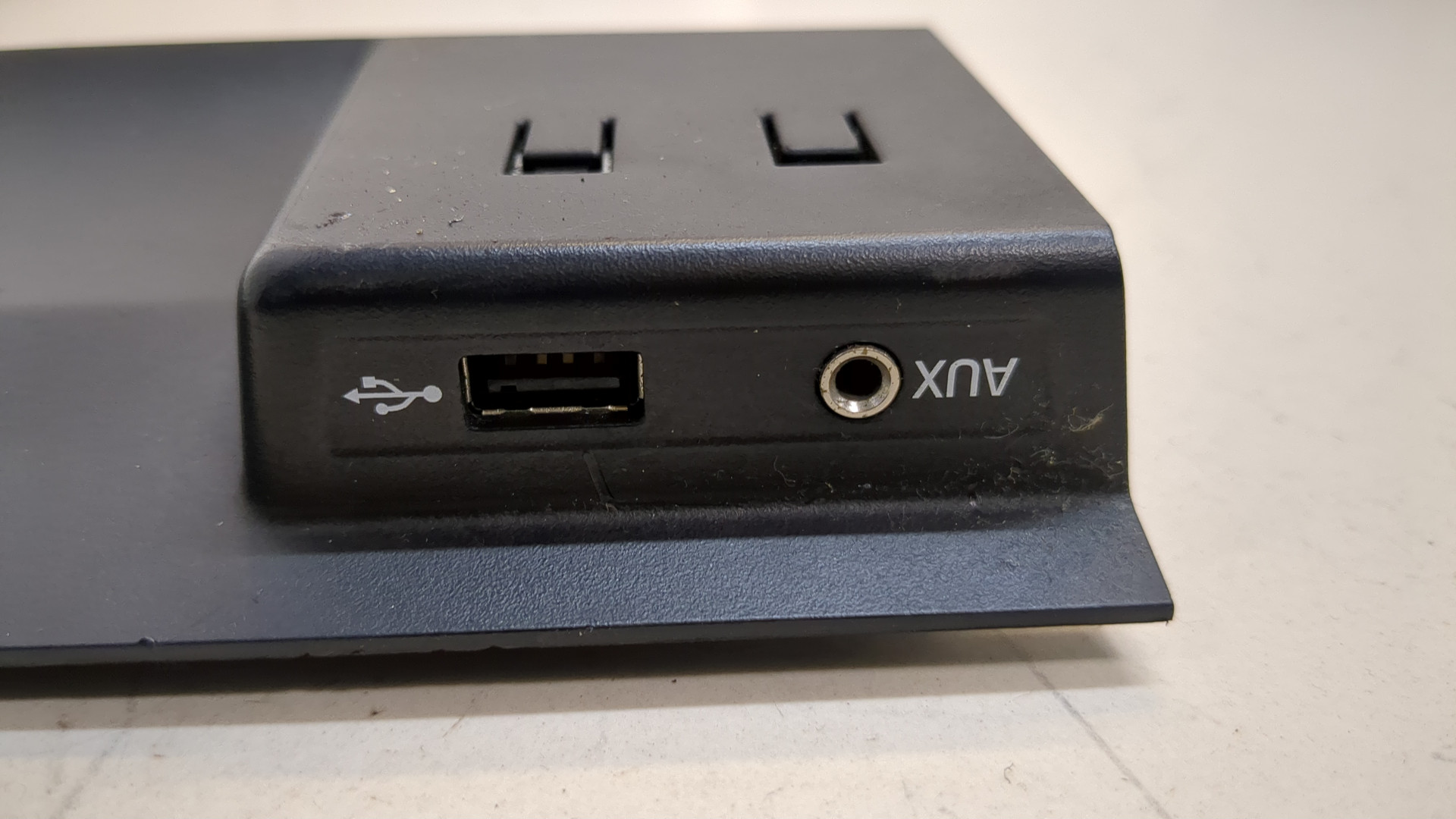 Гнездо AUX / USB IN