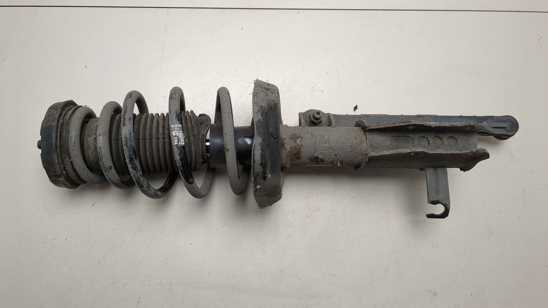 Амортизатор передний левый