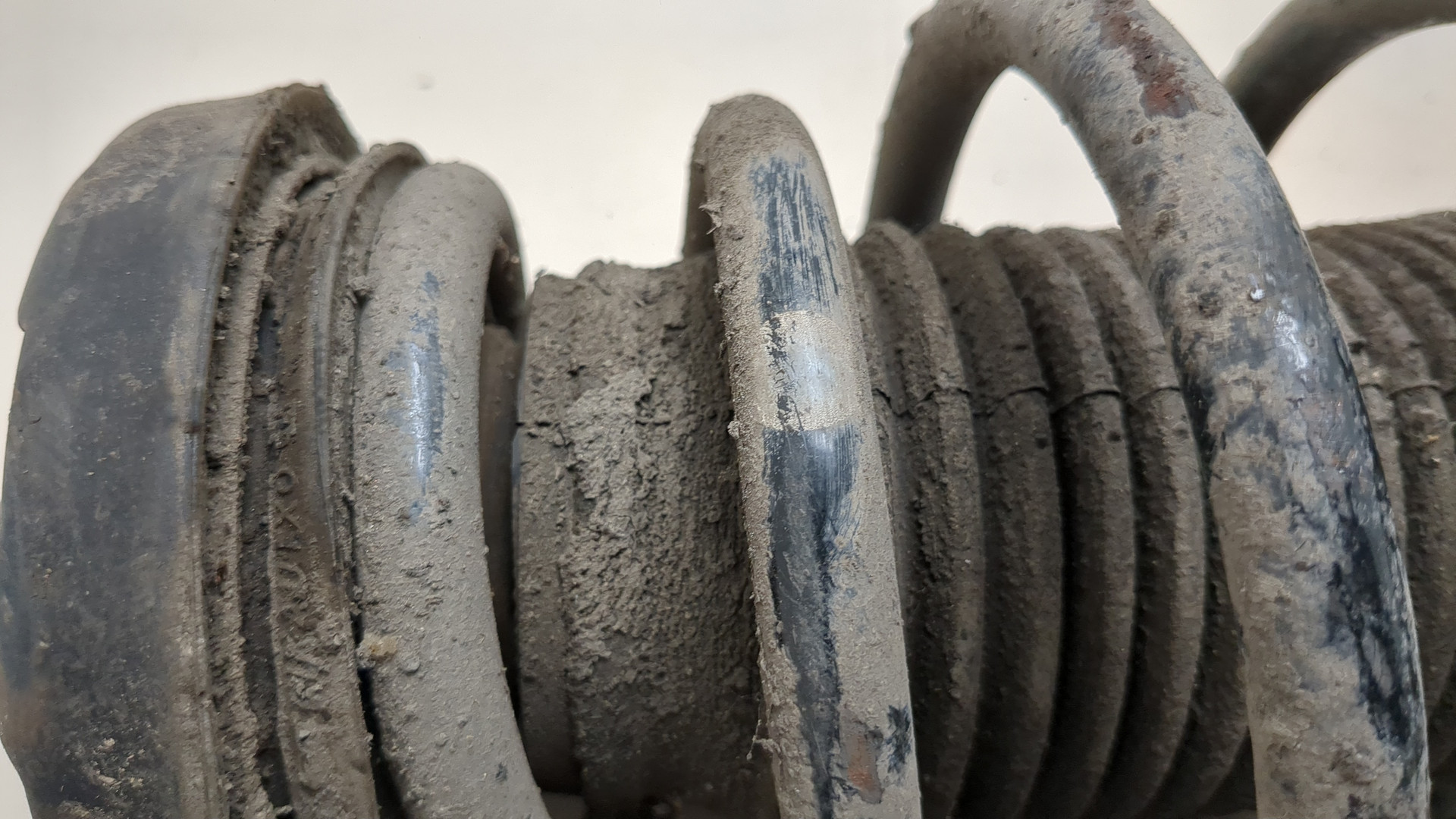 Амортизатор передний левый