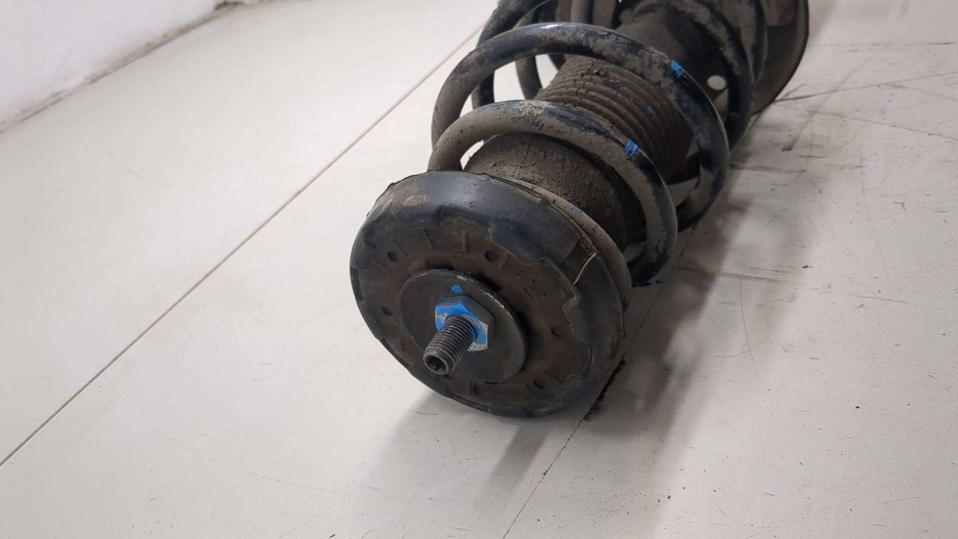 Амортизатор передний левый