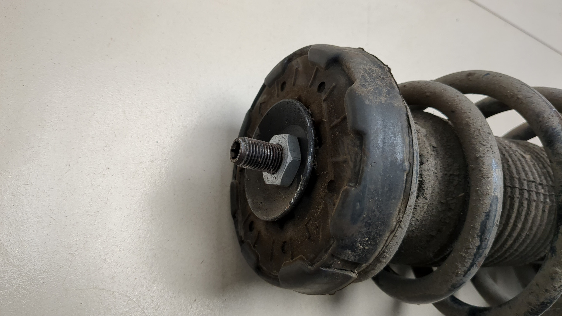 Амортизатор передний левый