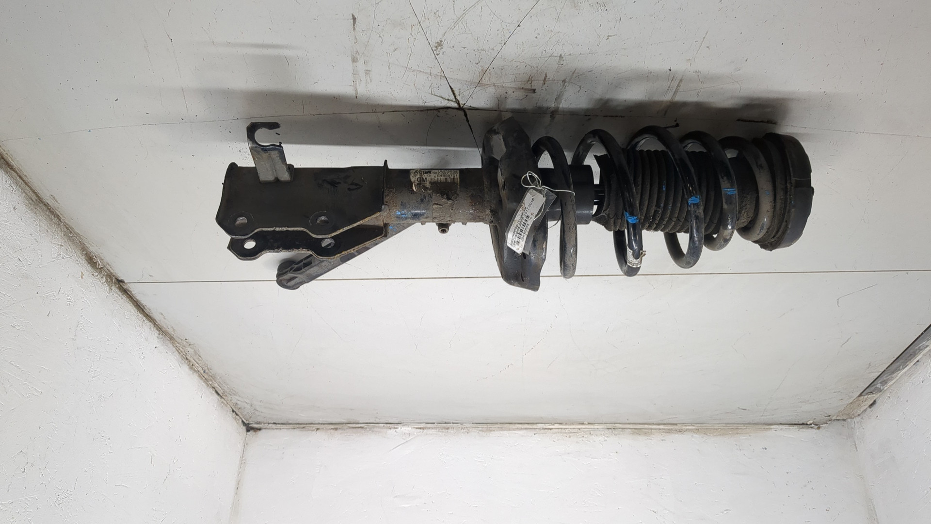 Амортизатор передний левый