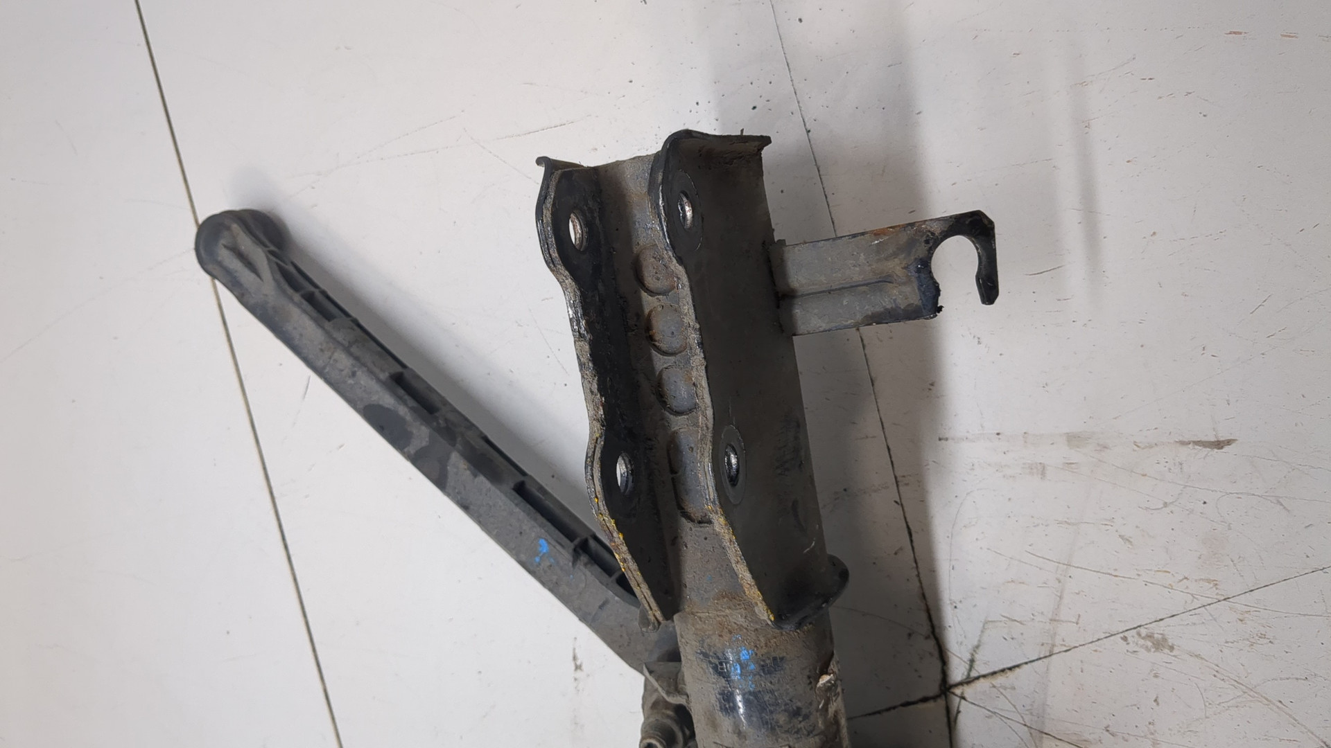 Амортизатор передний левый