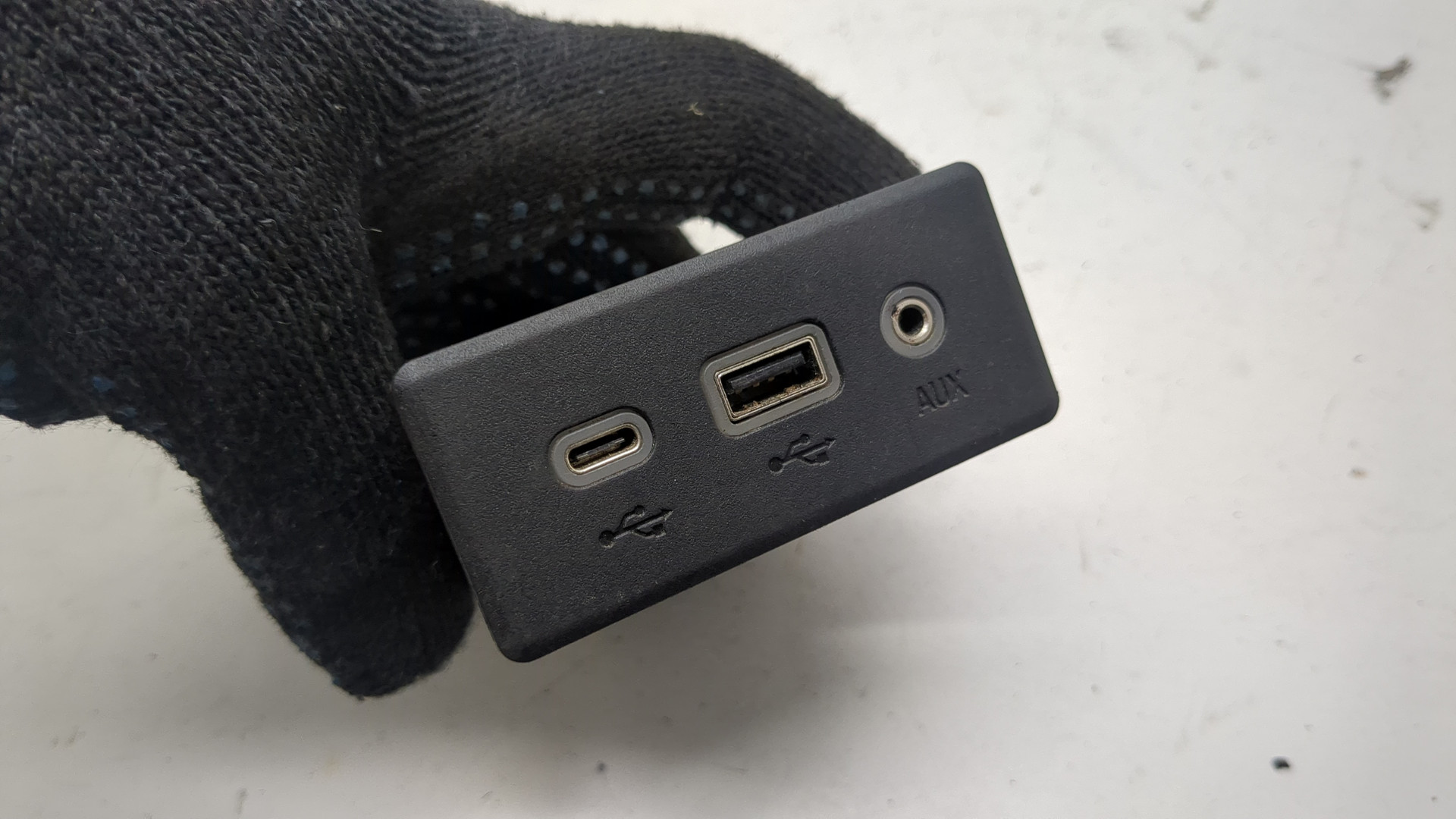 Гнездо AUX / USB IN