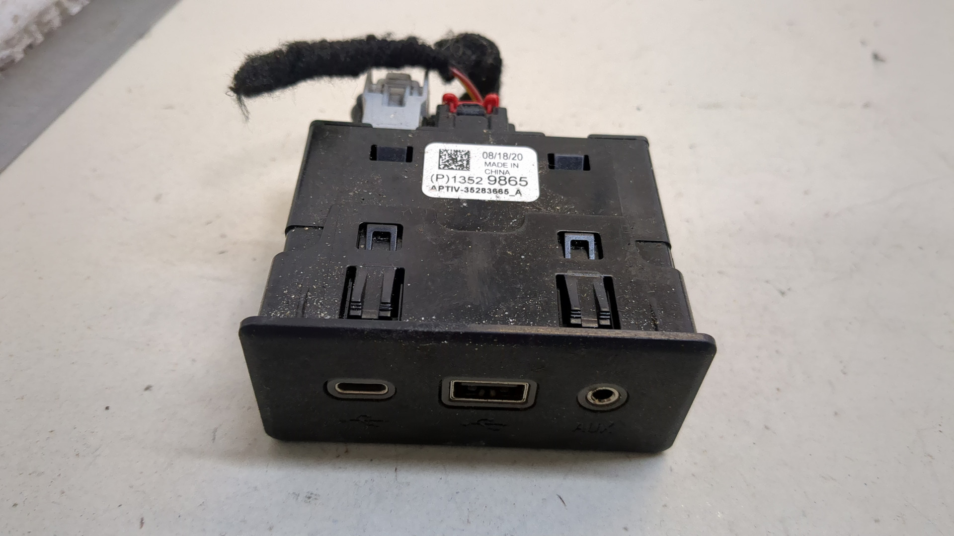 Гнездо AUX / USB IN