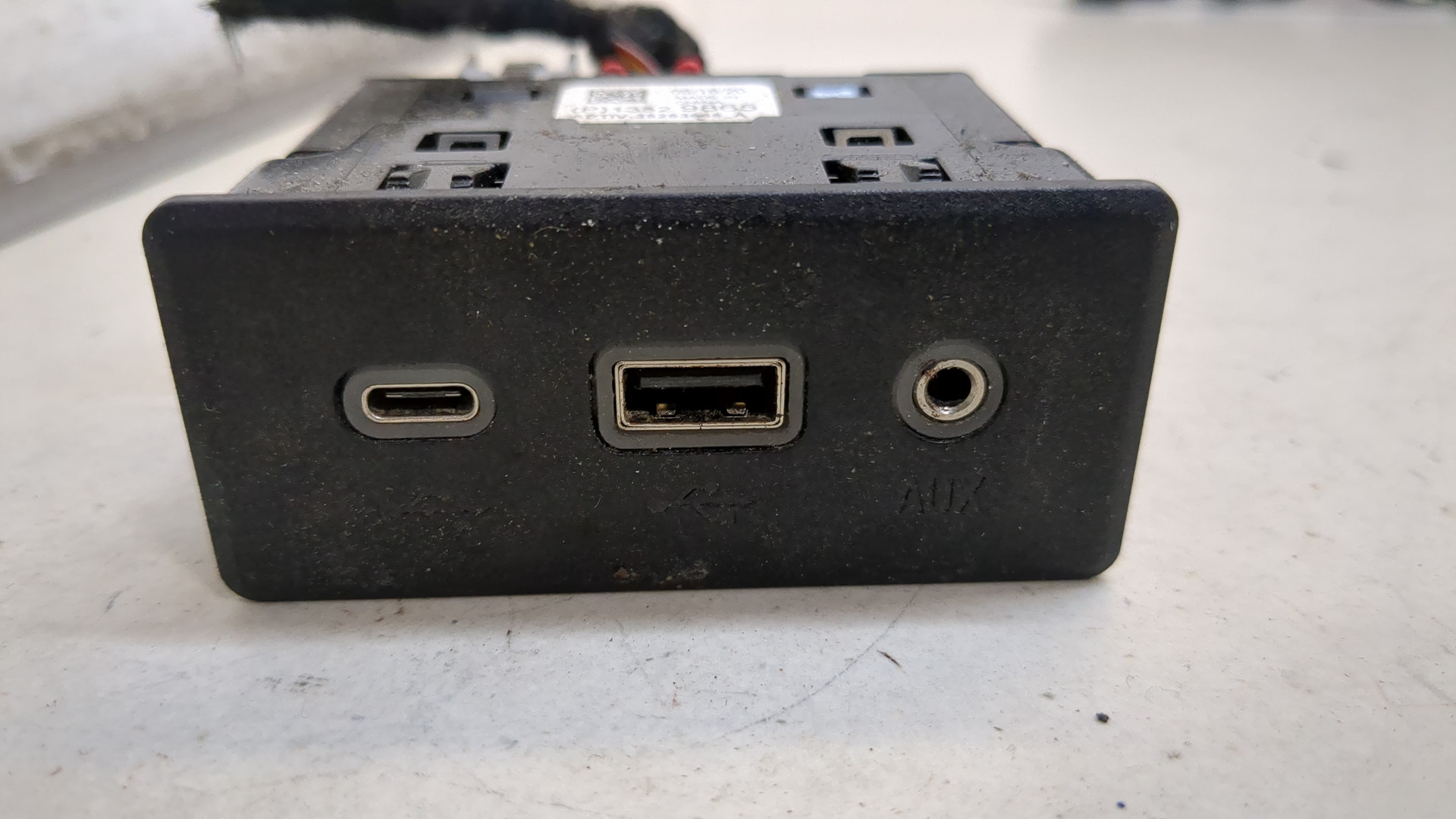 Гнездо AUX / USB IN