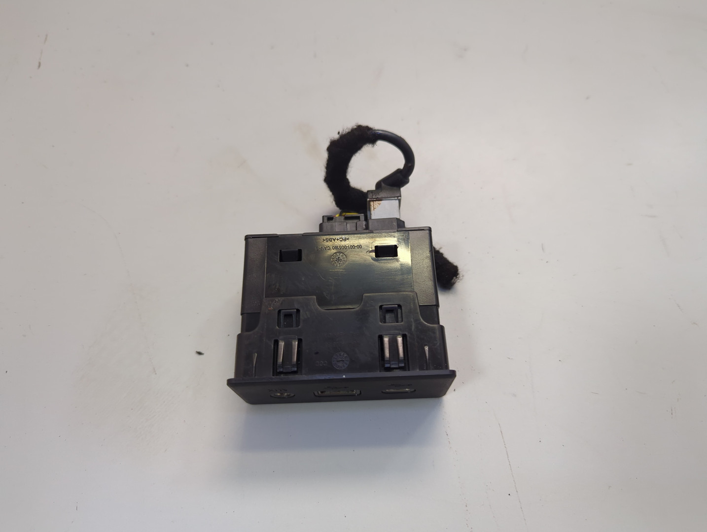 Гнездо AUX / USB IN