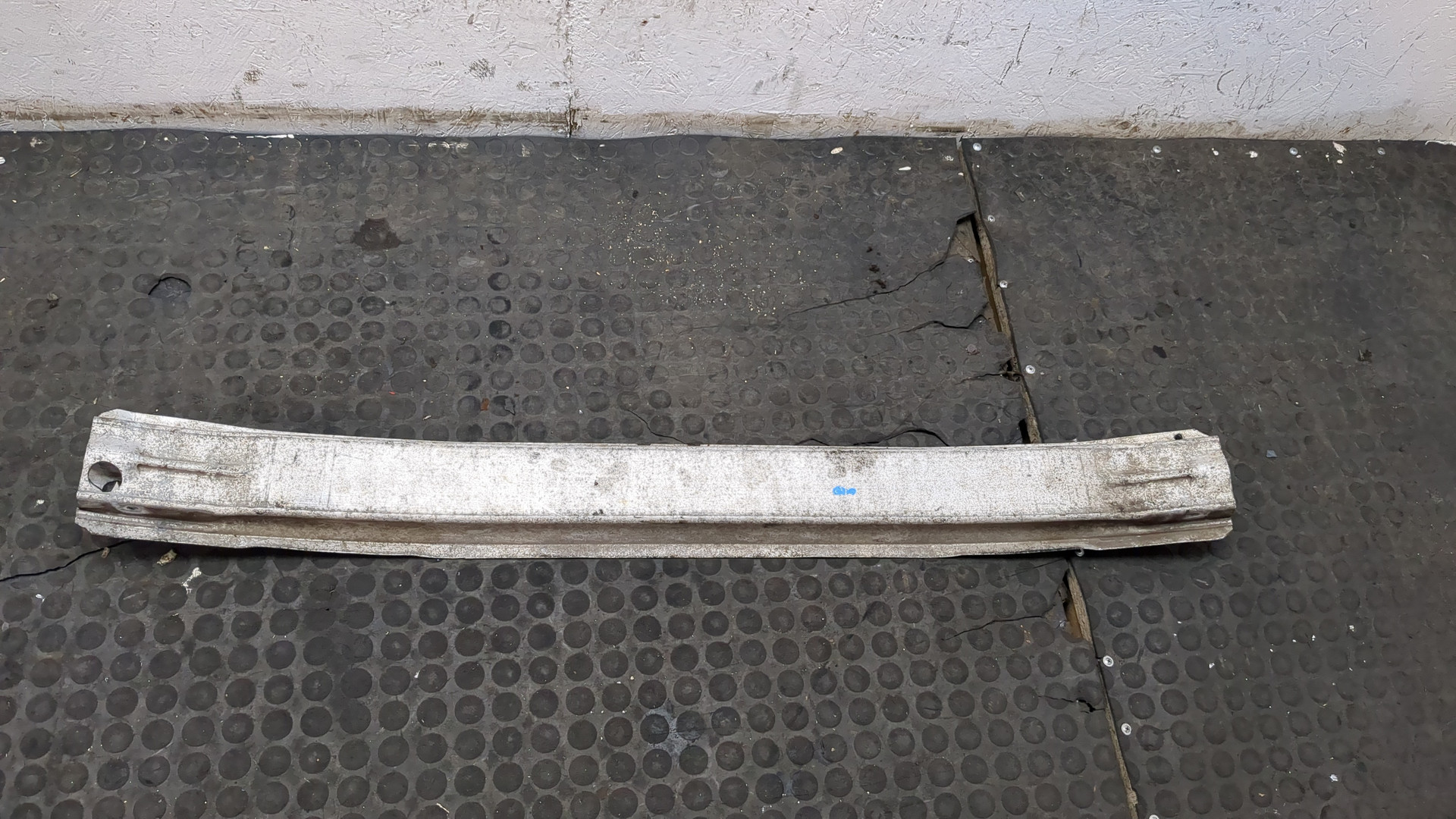 Усилитель переднего бампера