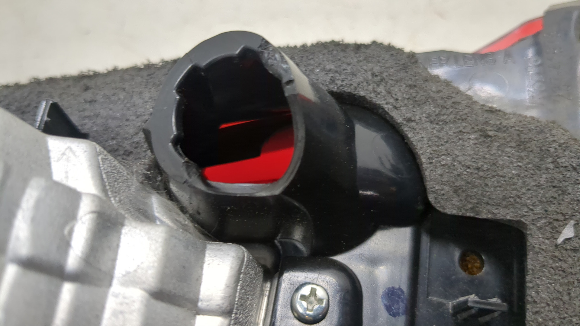 Фонарь задний внутренний левый