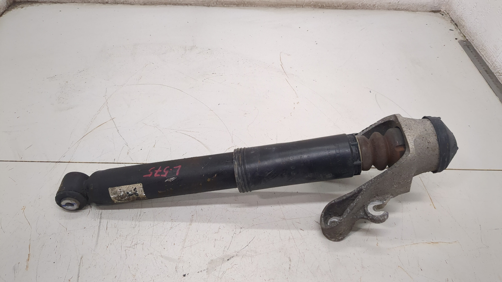 Амортизатор задний правый