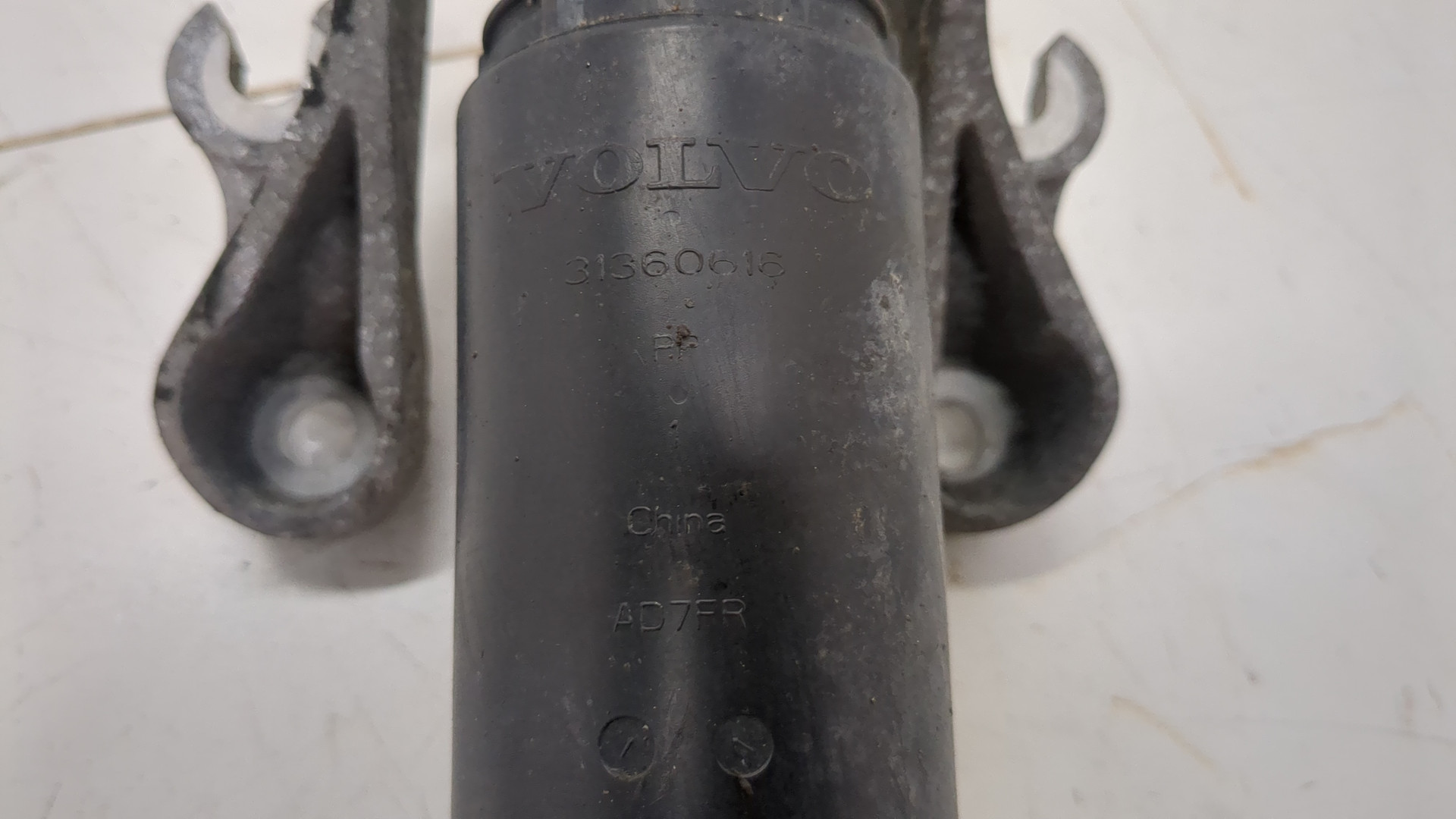 Амортизатор задний правый