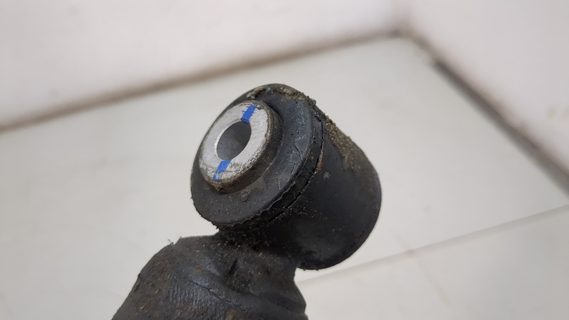 Амортизатор задний правый