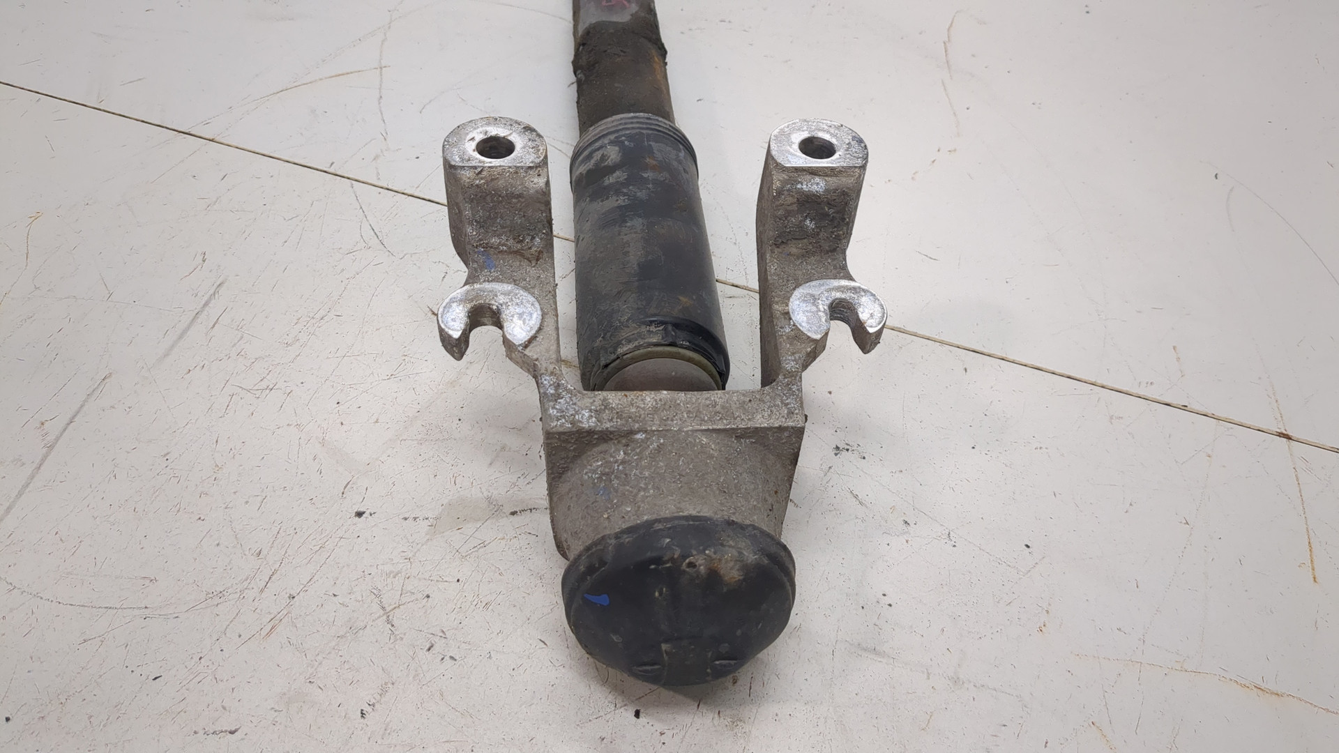 Амортизатор задний левый