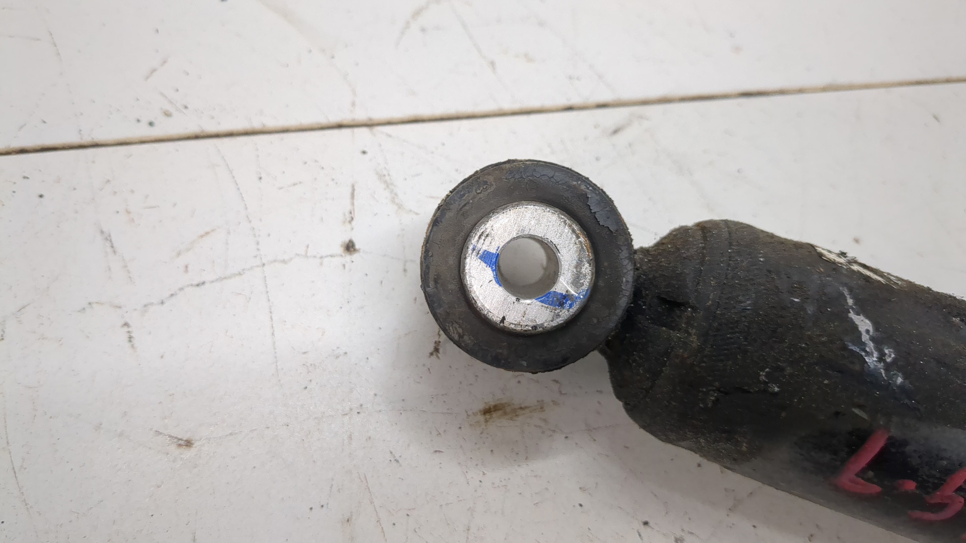 Амортизатор задний левый