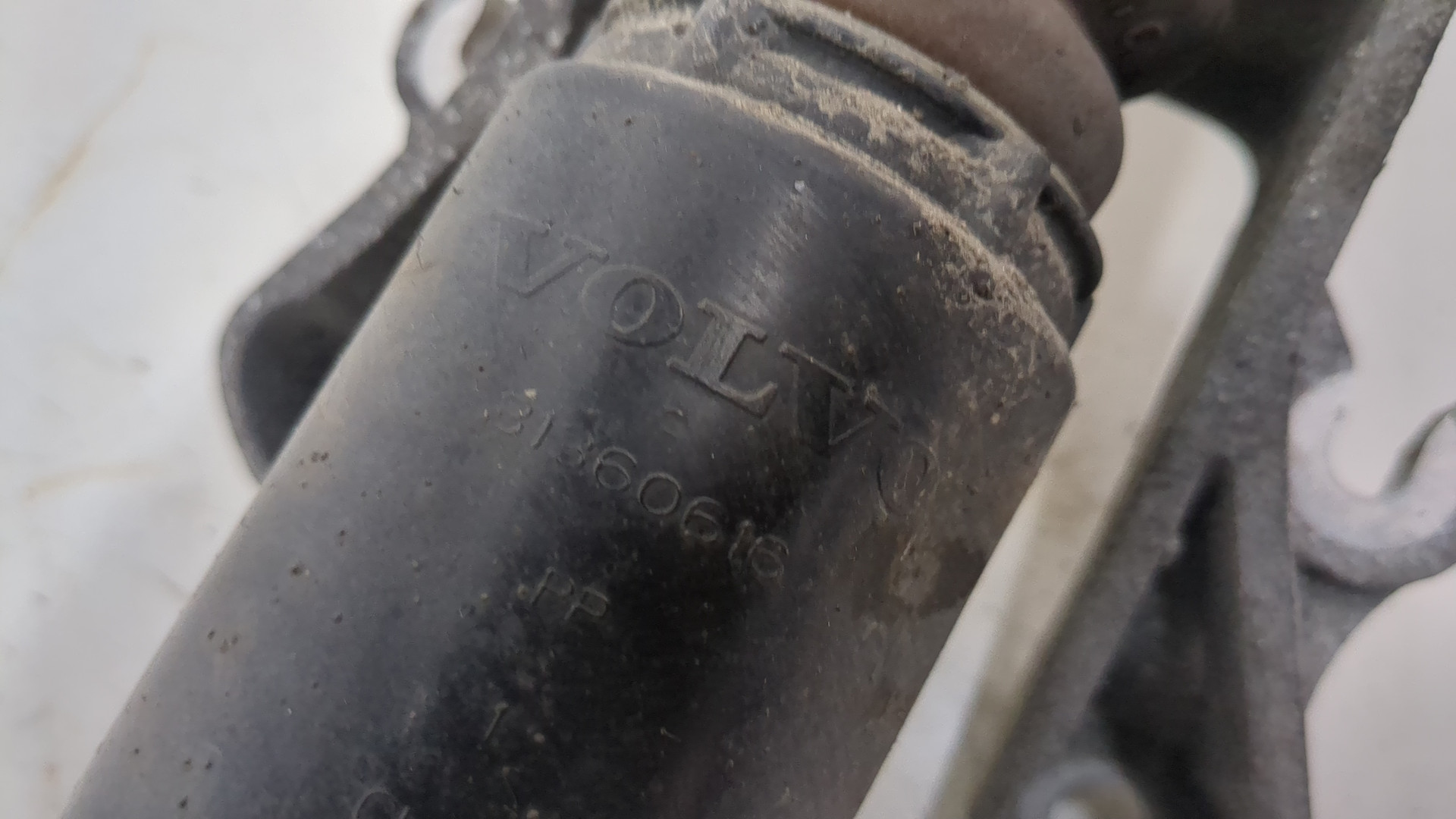 Амортизатор задний левый