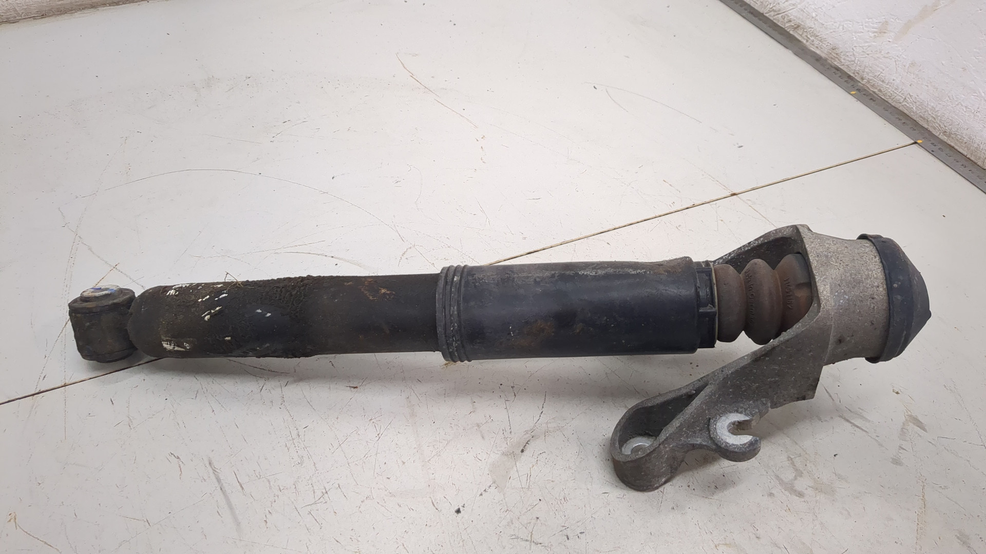 Амортизатор задний левый