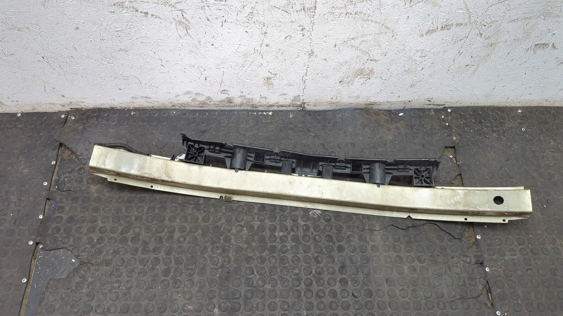 Усилитель переднего бампера