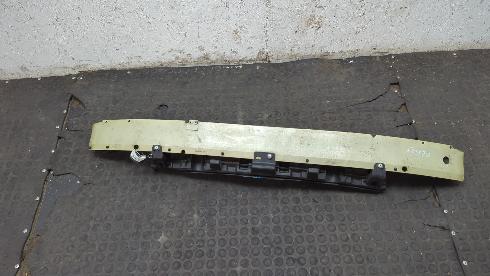 Усилитель переднего бампера