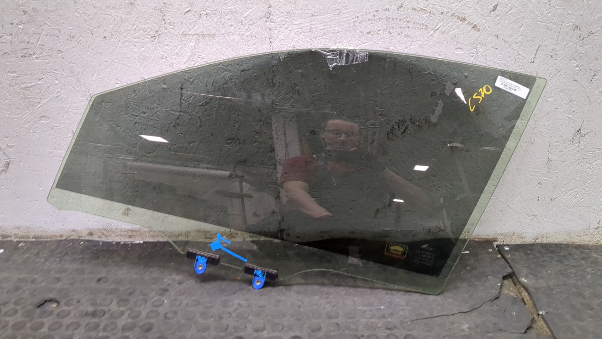 Стекло двери передней левой