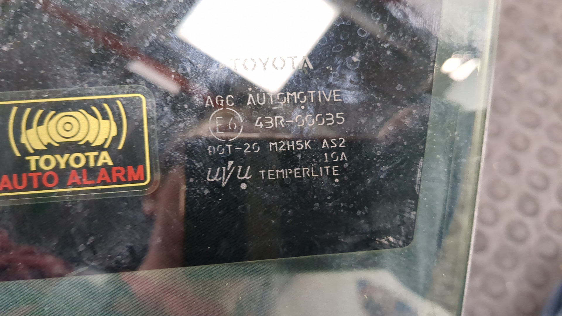 Стекло двери передней левой