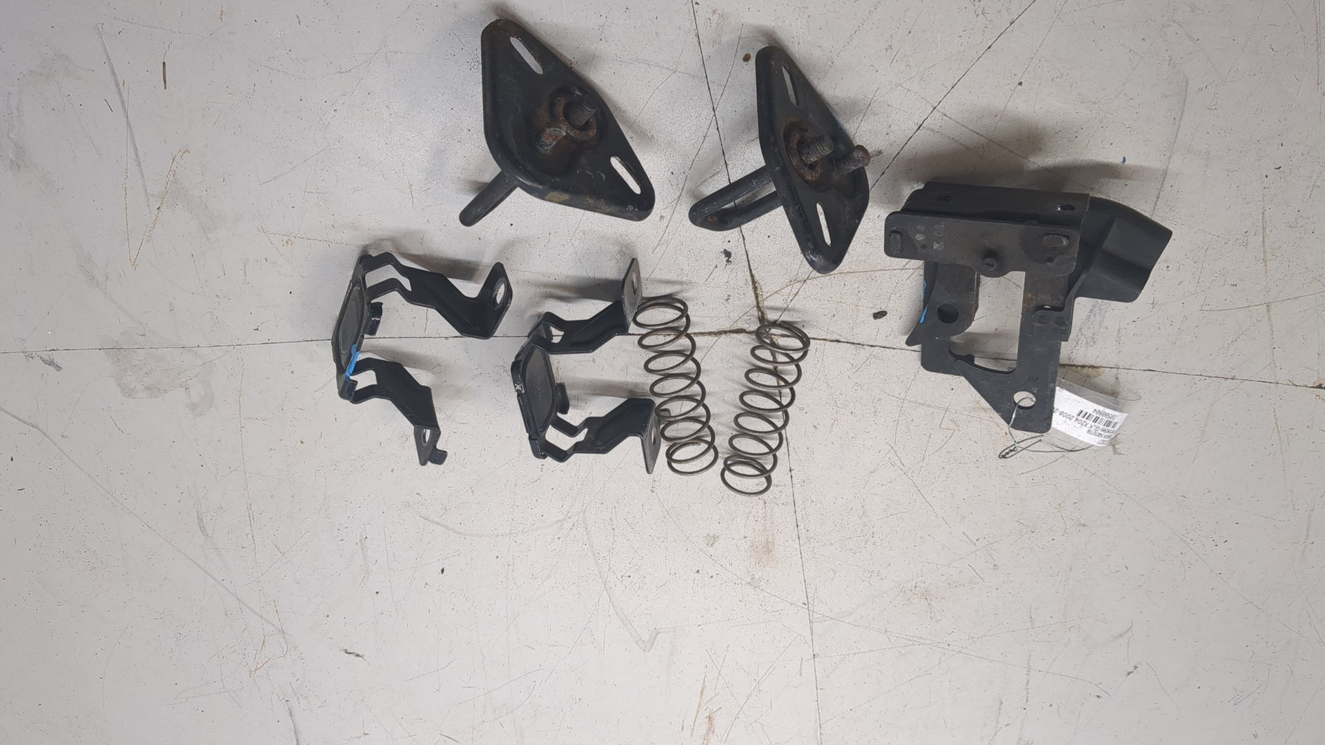 Замок капота