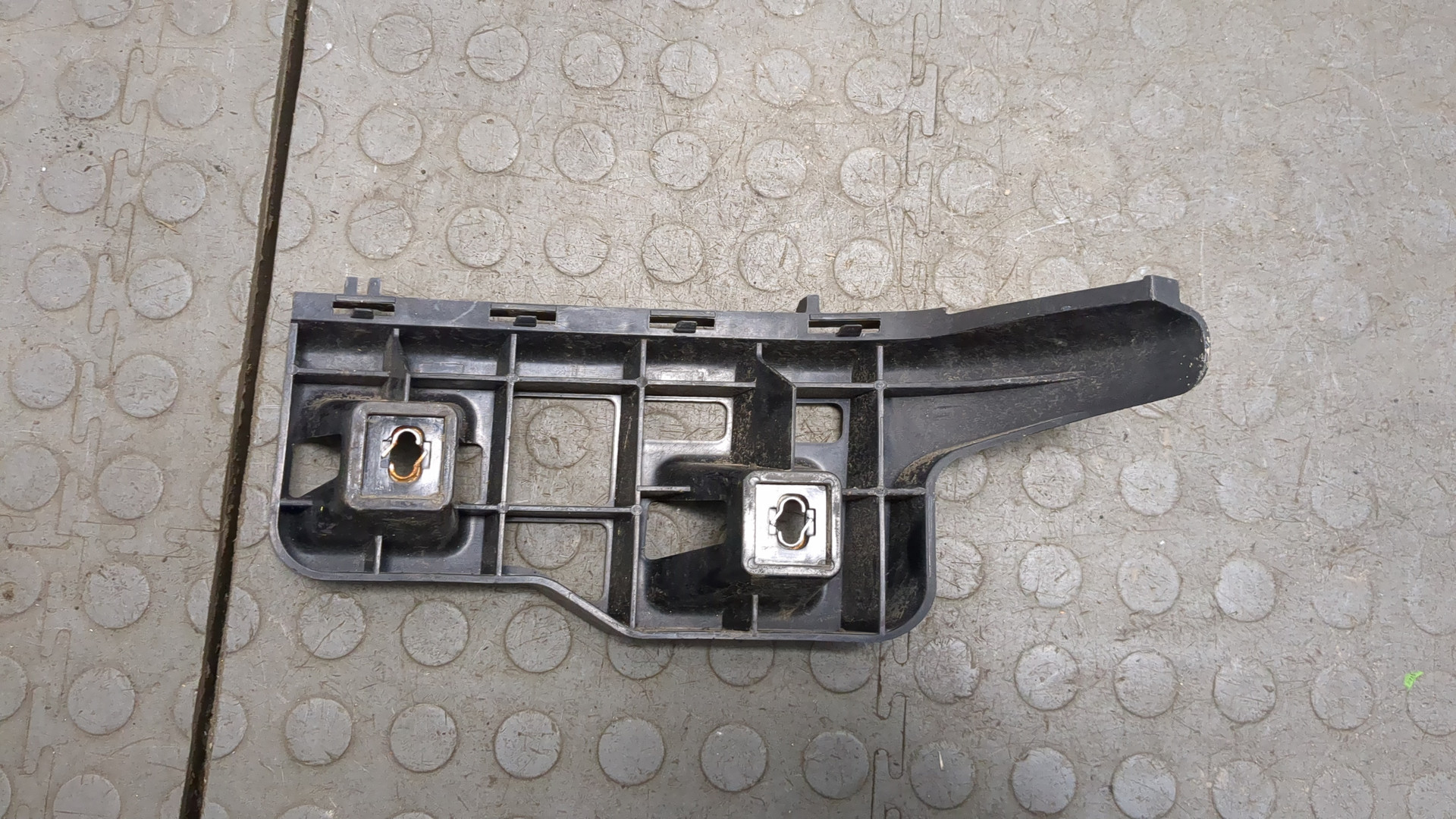 Кронштейн заднего бампера левый