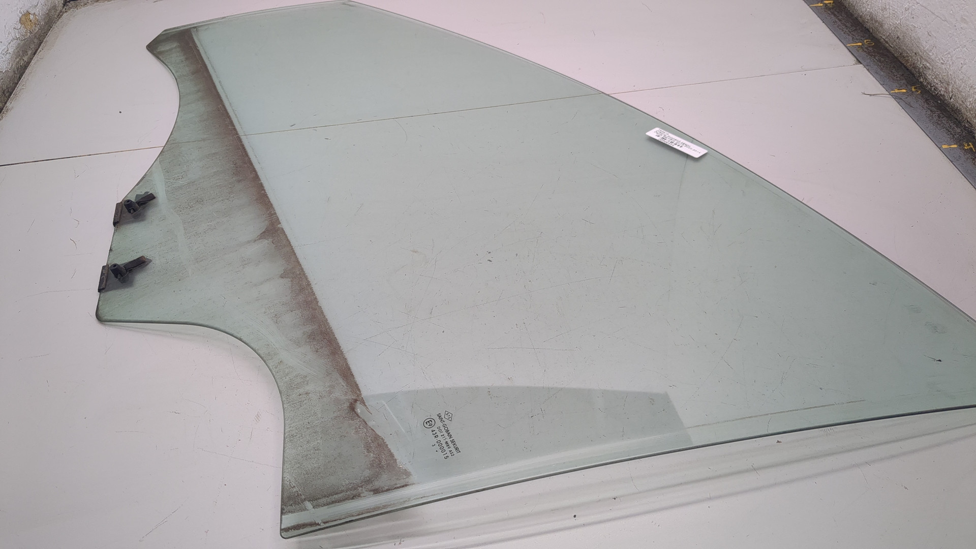 Стекло двери передней левой