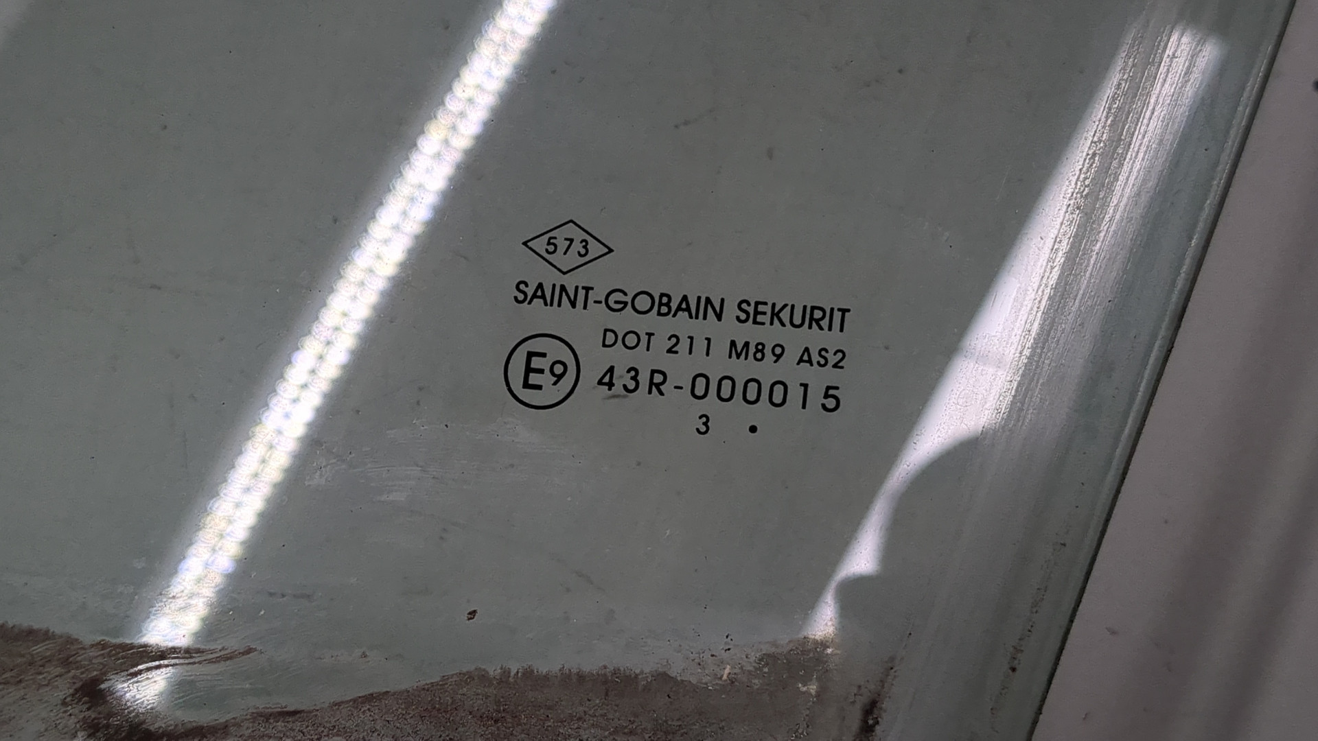 Стекло двери передней левой