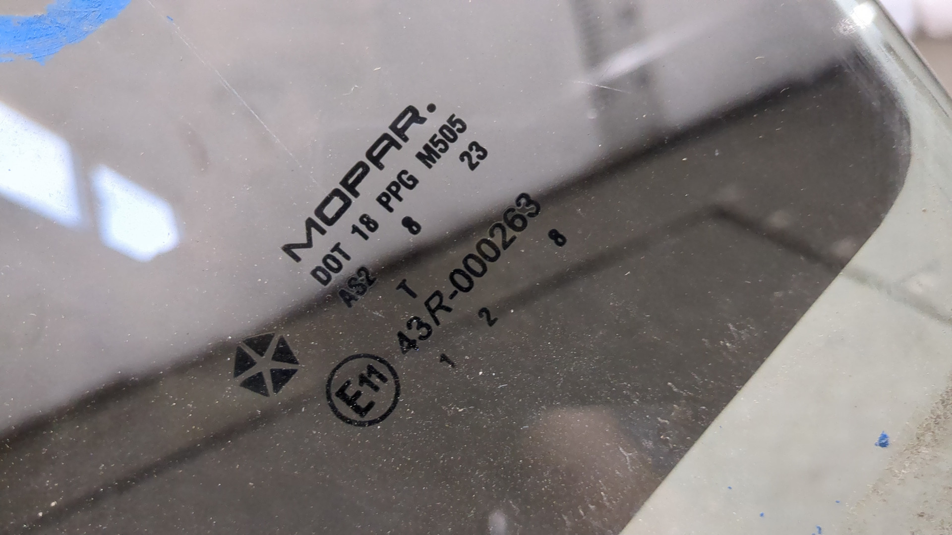 Стекло двери передней левой