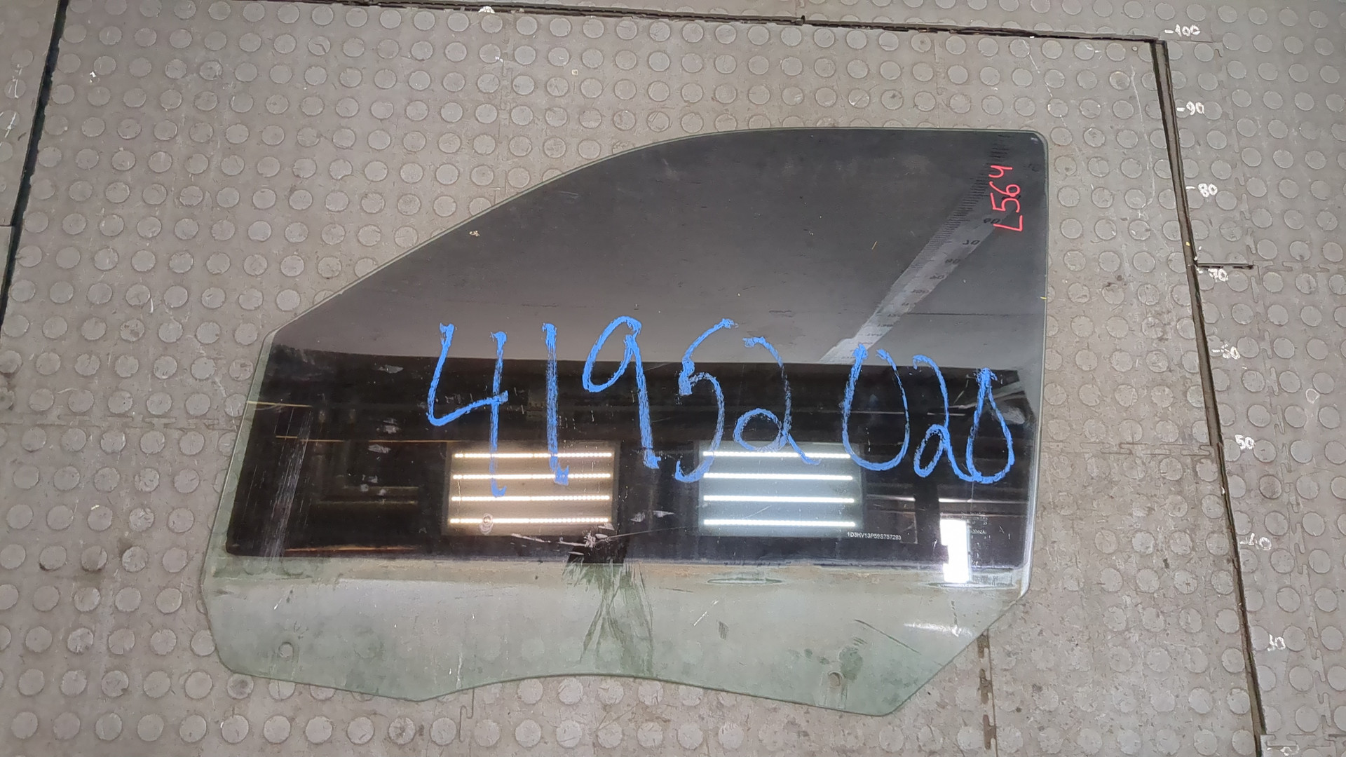 Стекло двери передней левой