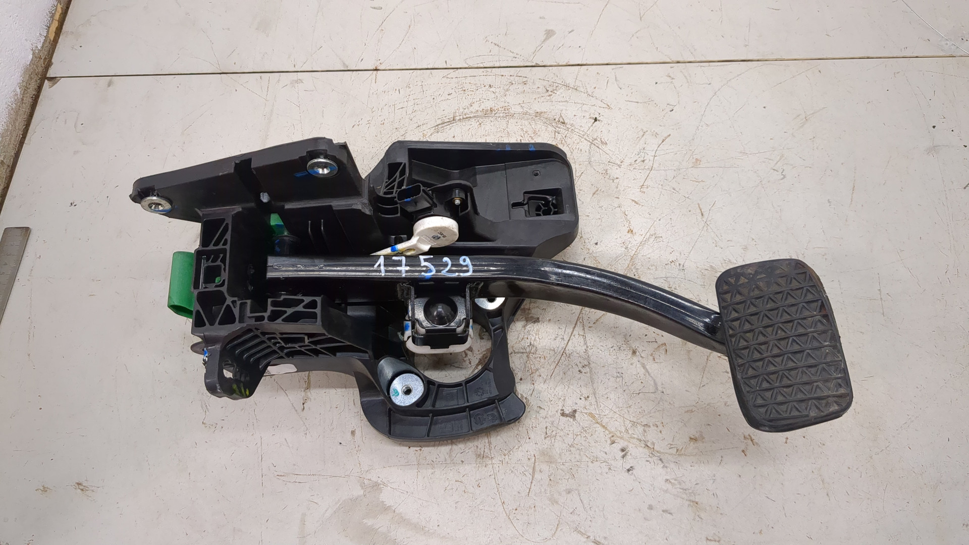 Педаль тормоза