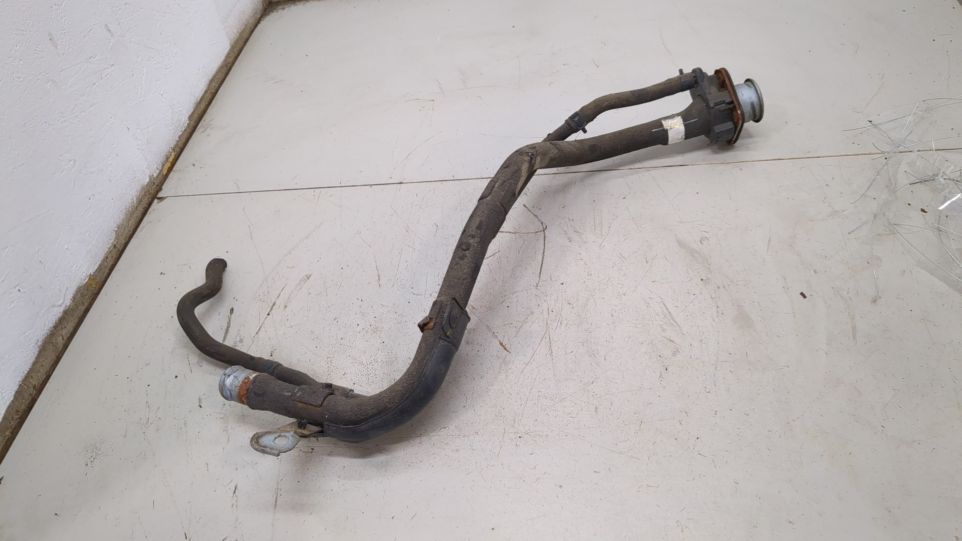 Горловина топливного бака