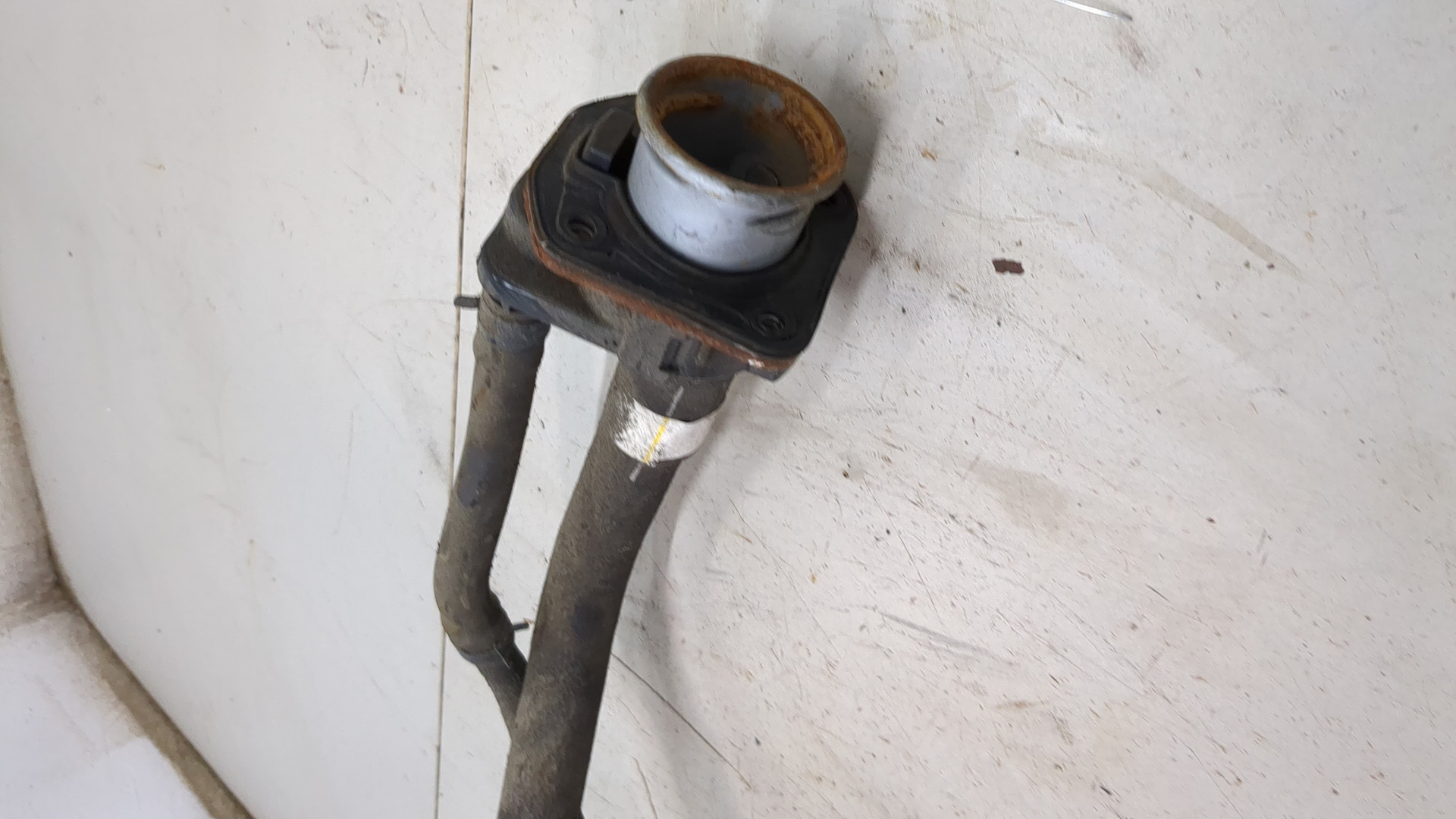 Горловина топливного бака