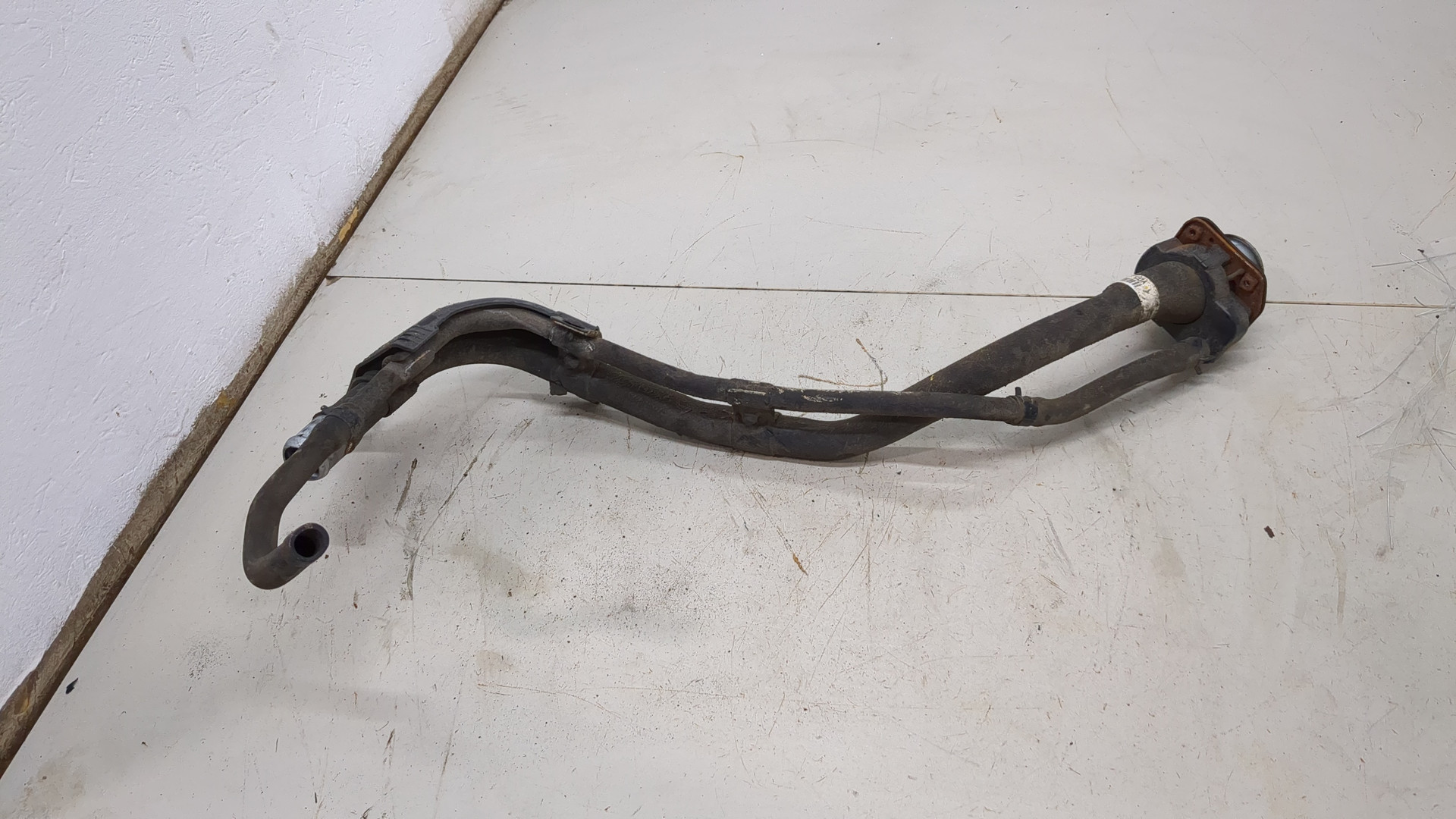 Горловина топливного бака