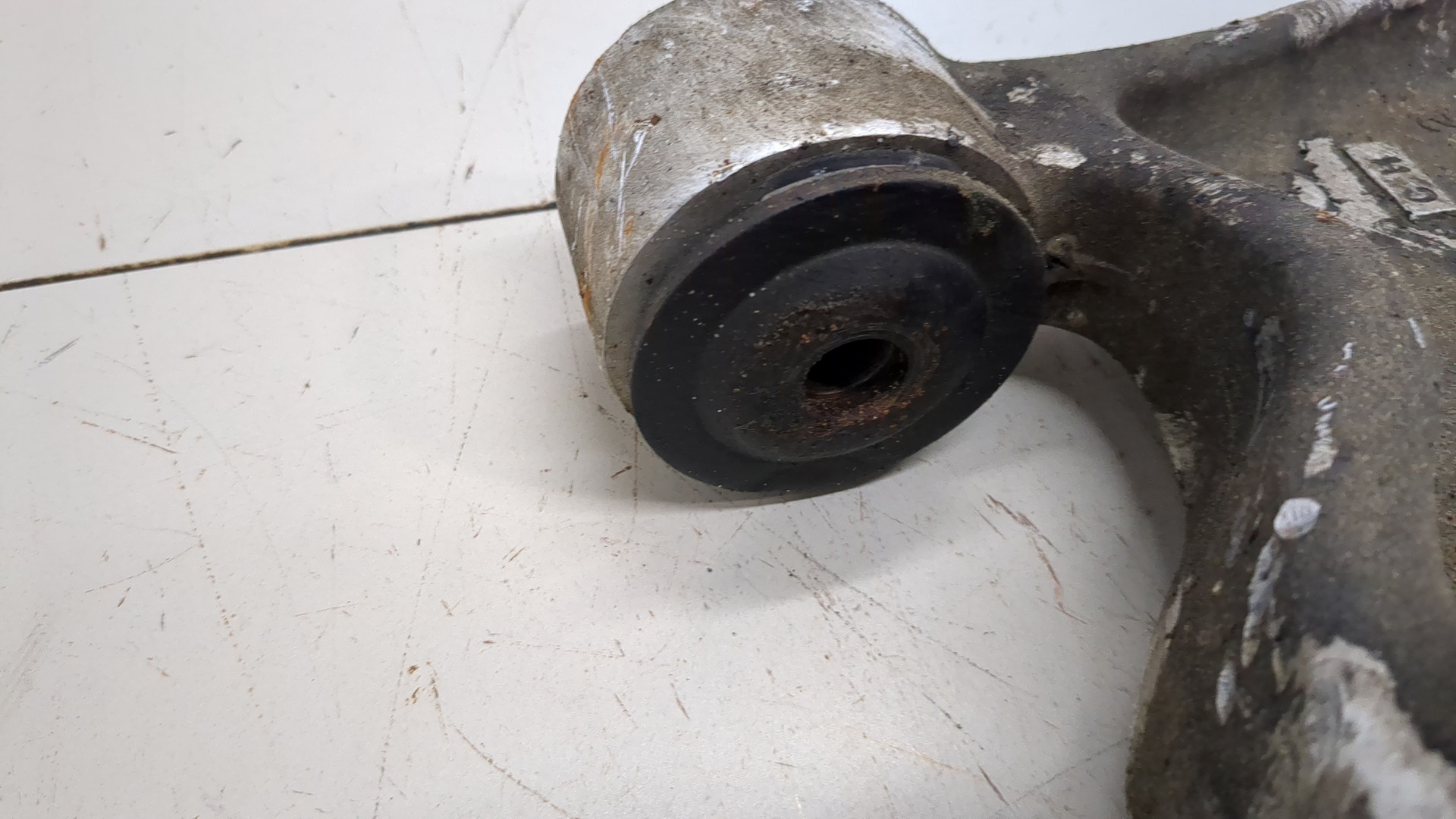 Рычаг передний левый