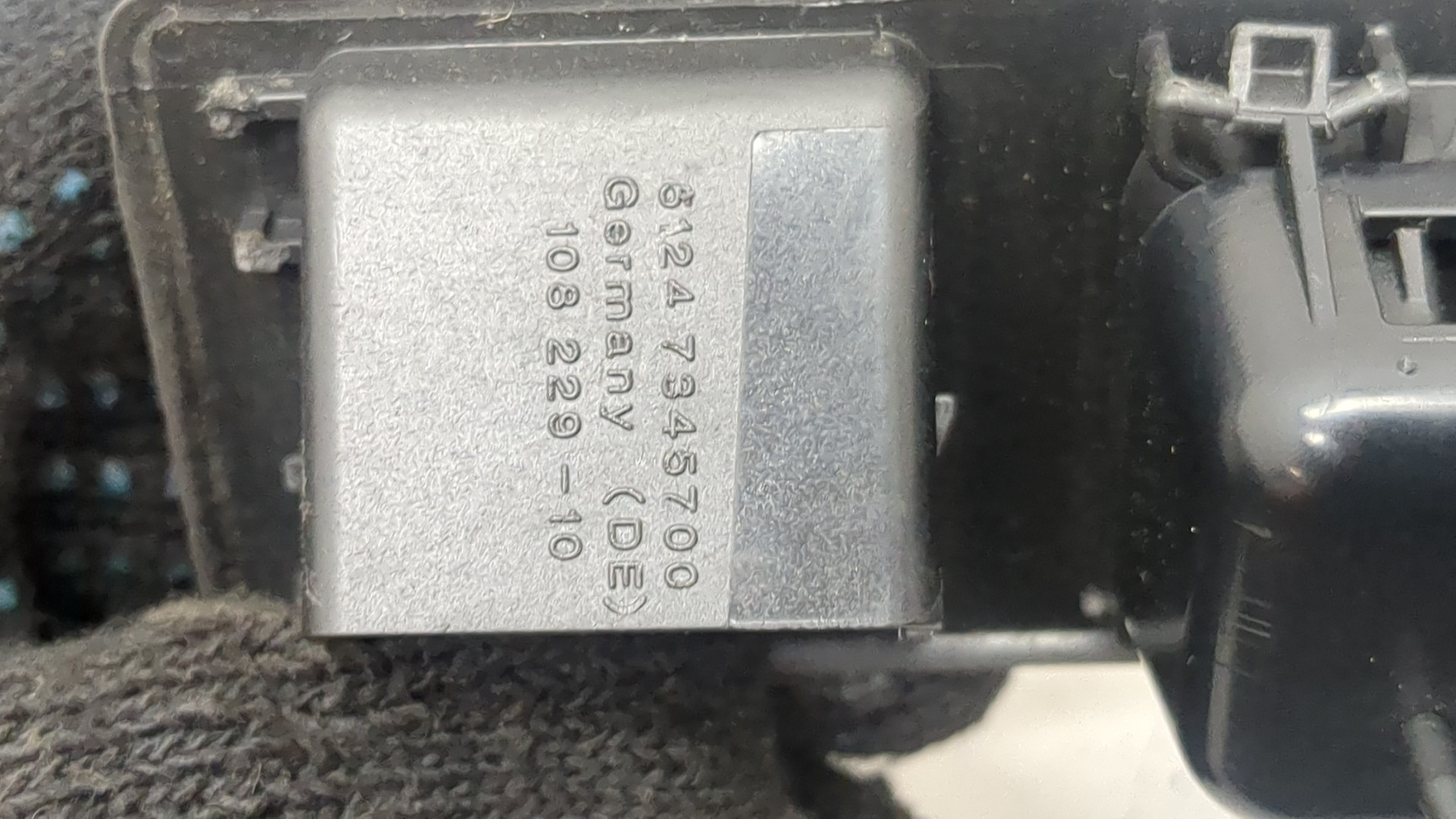 Кнопка открывания багажника