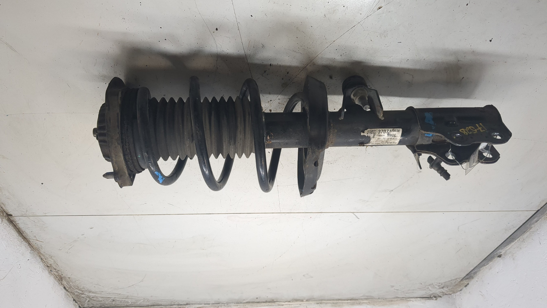 Амортизатор передний левый