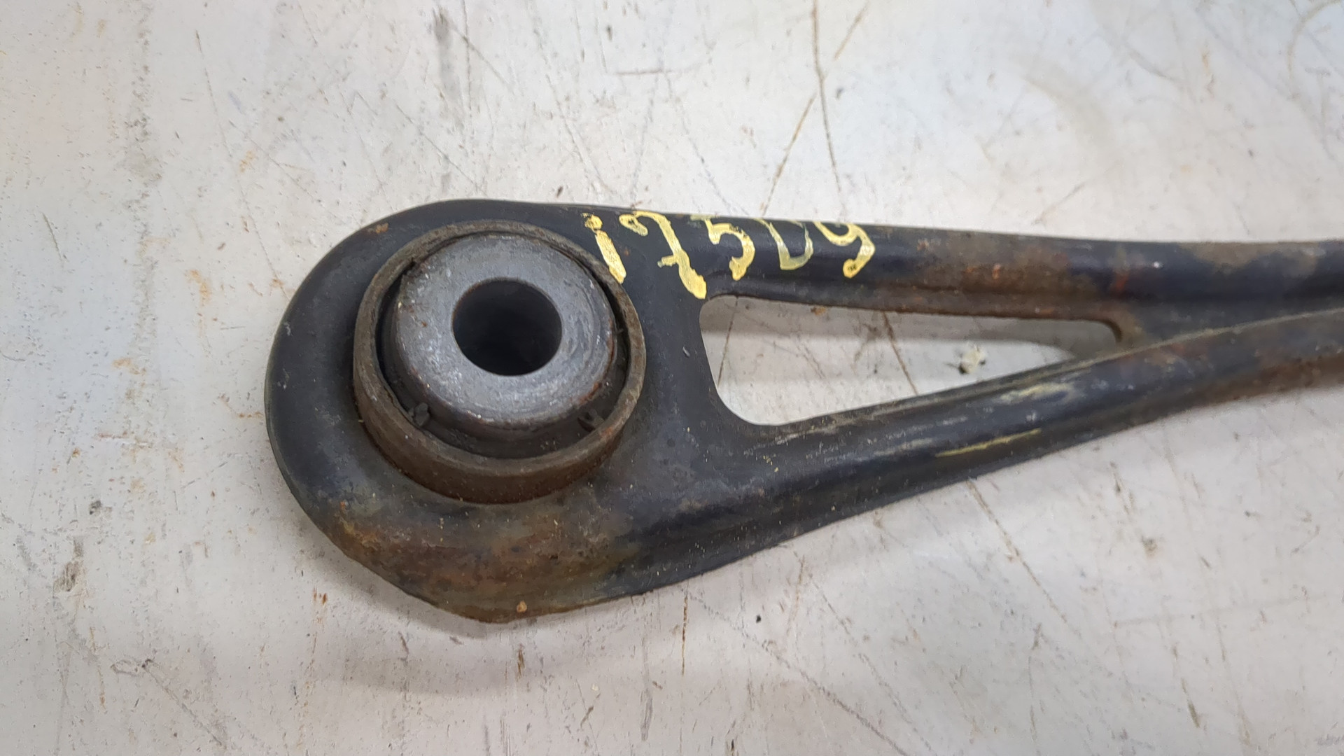 Рычаг задний